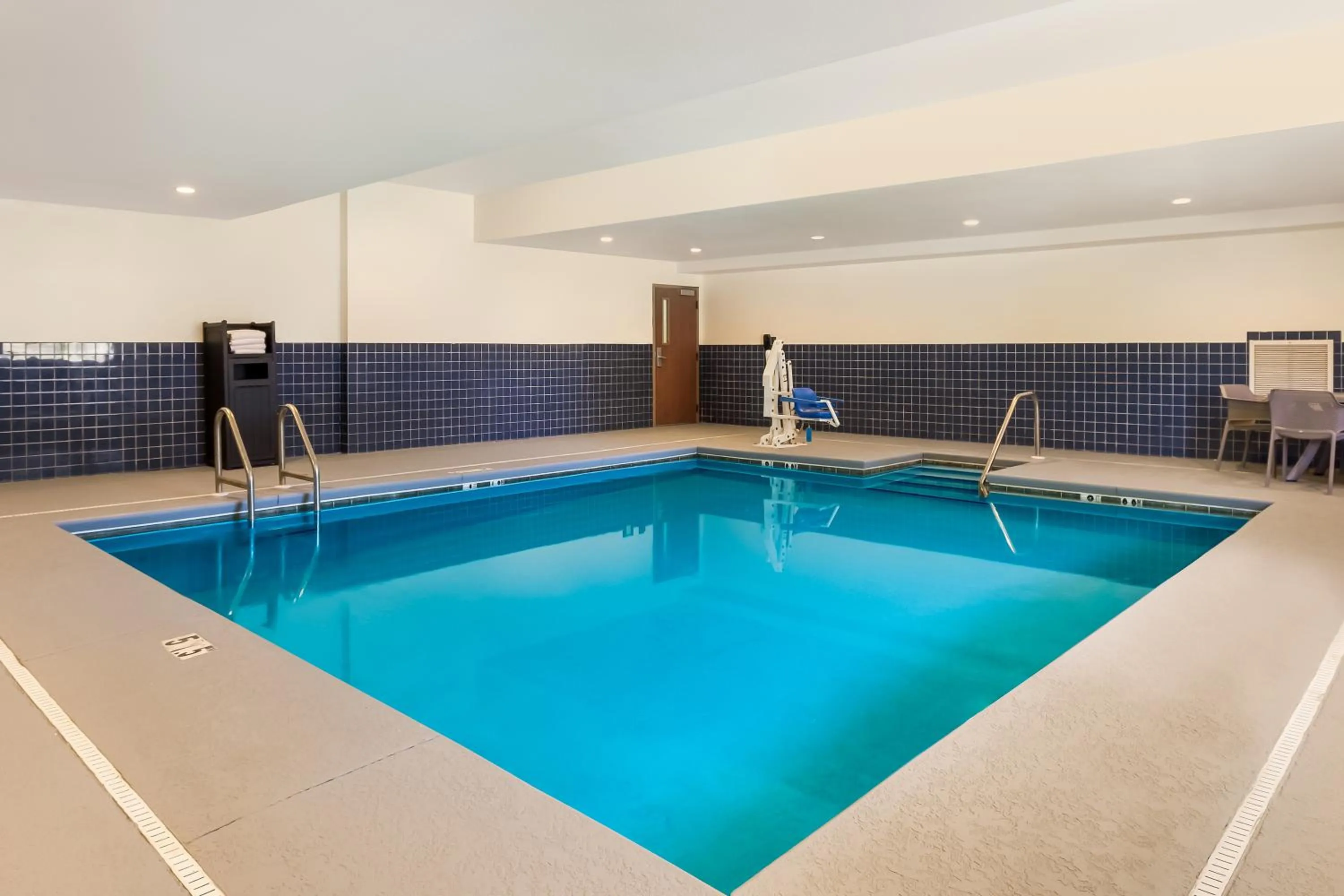 Swimming pool in Sleep Inn & Suites North Mobile Saraland