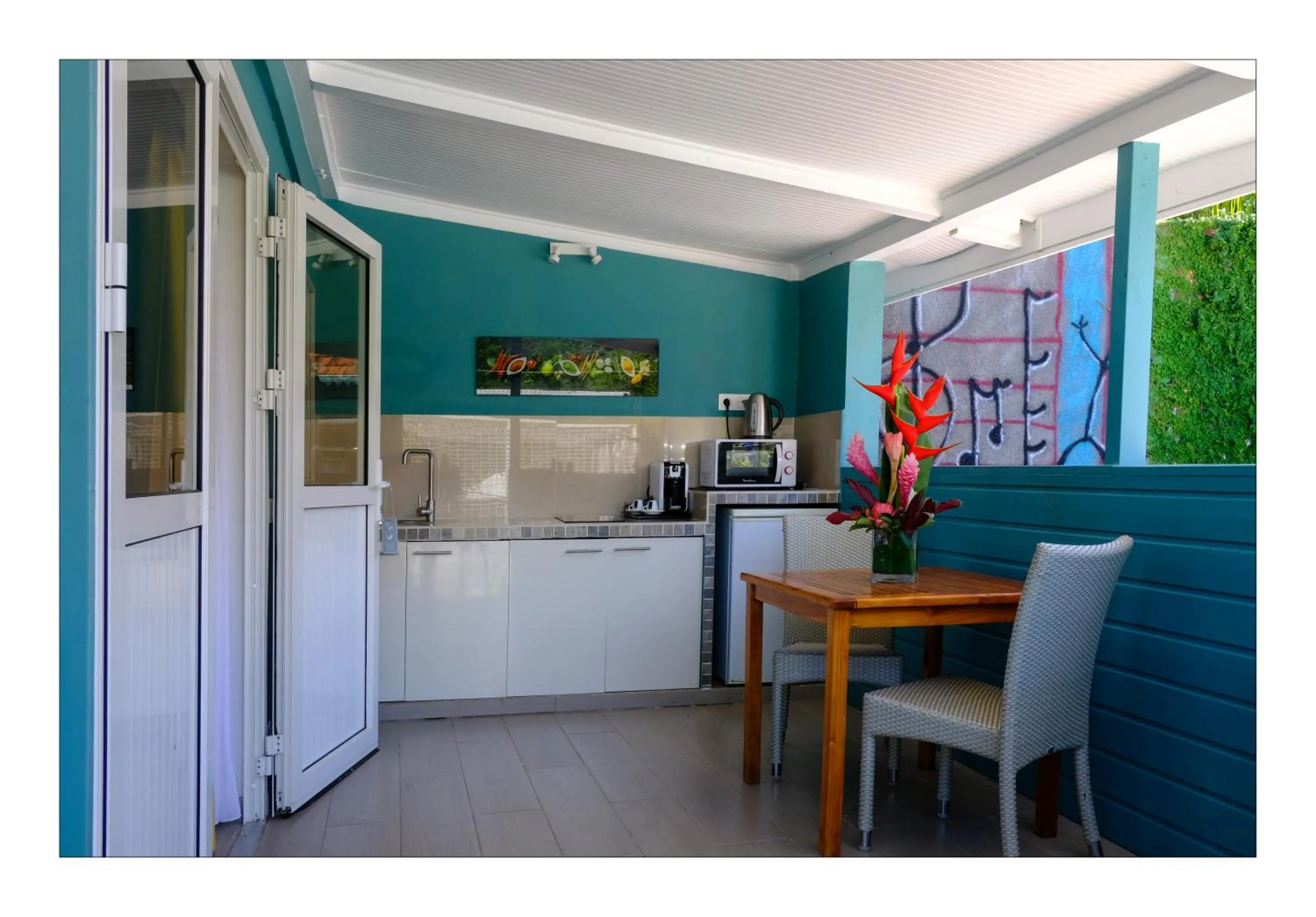 Queen Room with Pool View in Hôtel Frégate Bleue
