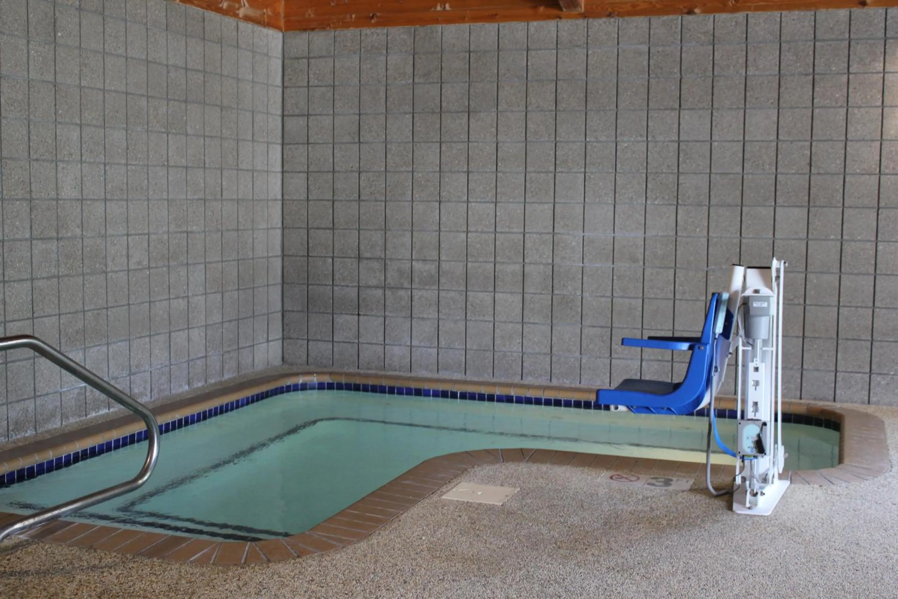 Swimming pool in Nichols Inn & Suites