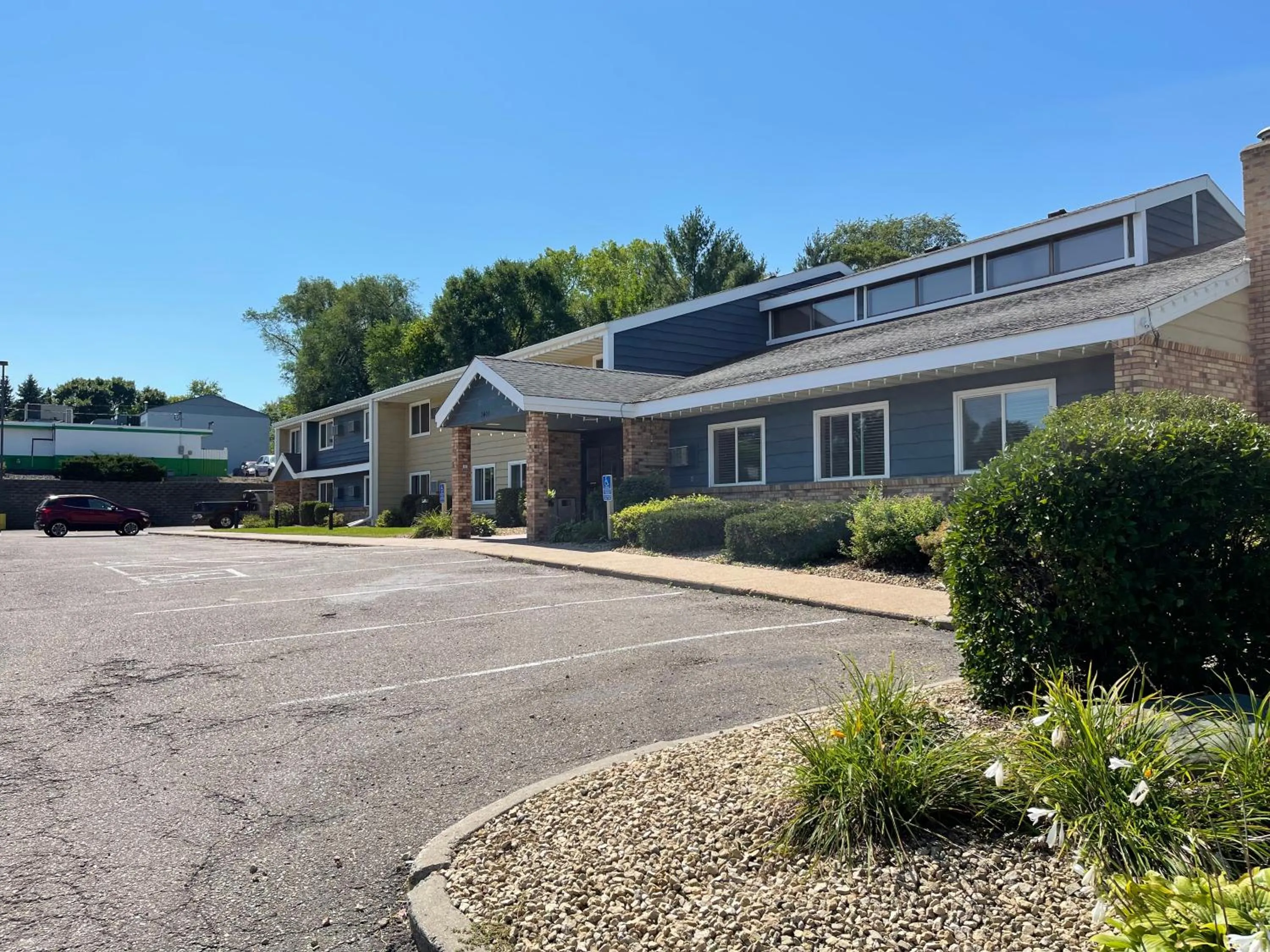 Nichols Inn & Suites