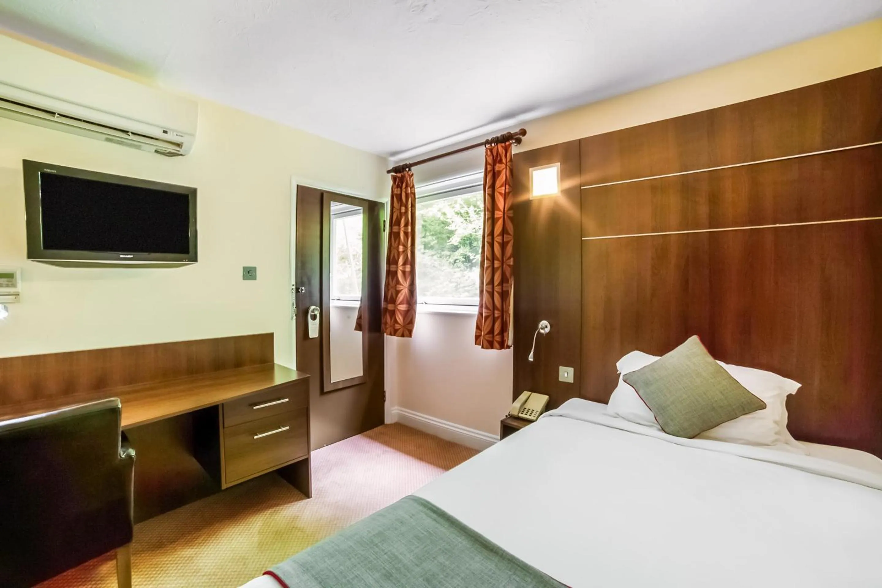 Bedroom, Bed in The Bridge House Hotel