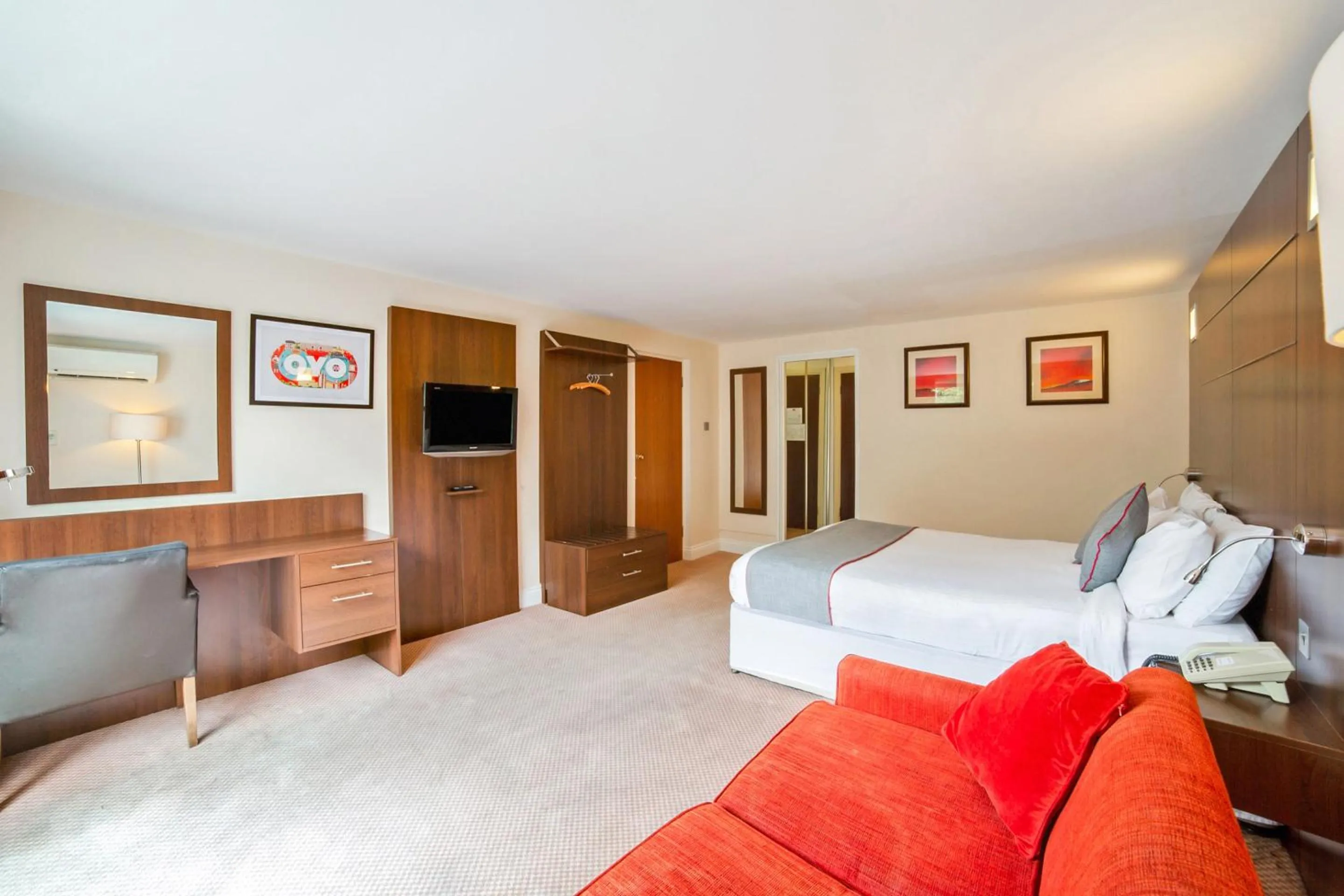 Bedroom, Bed in The Bridge House Hotel