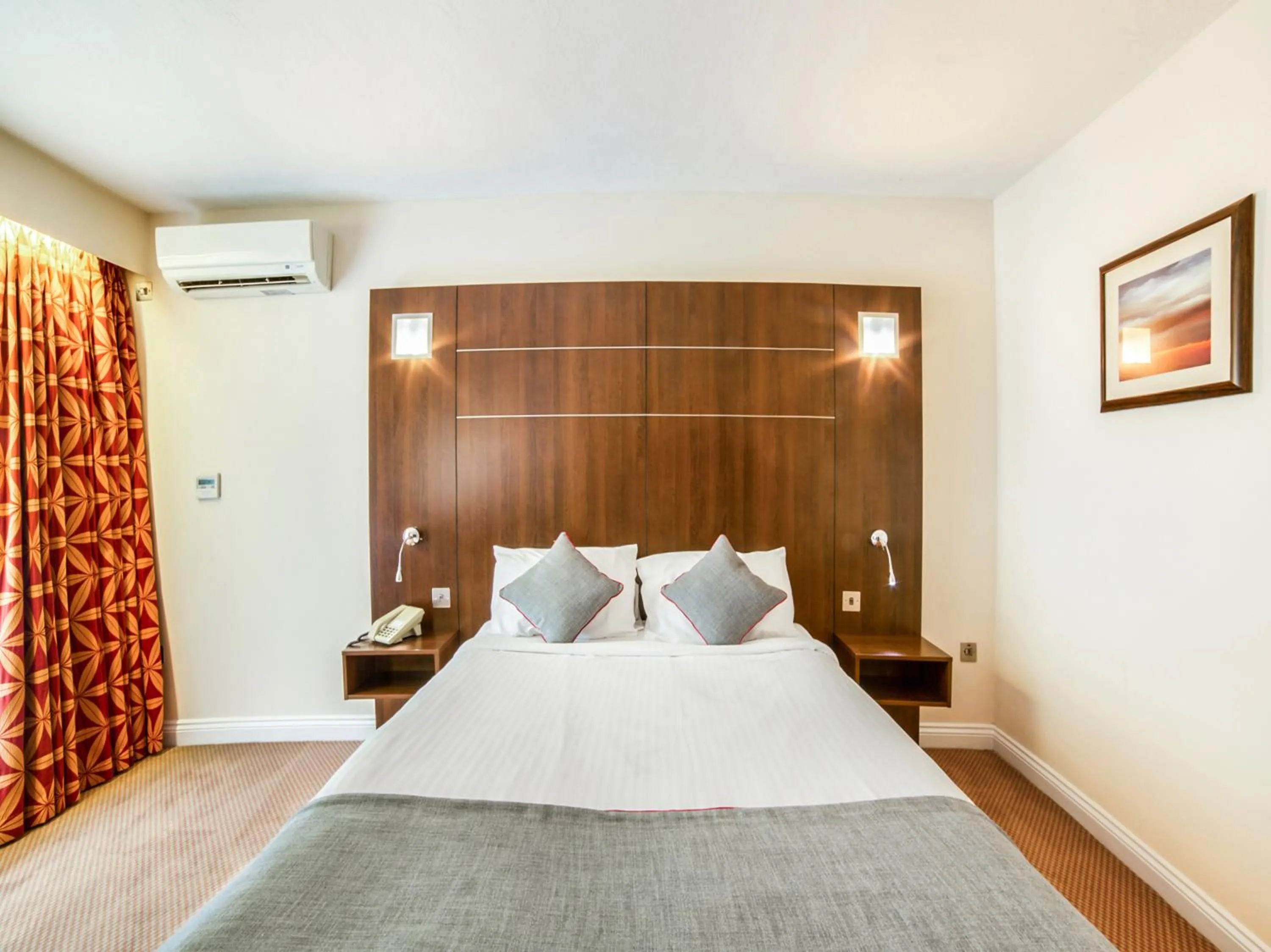 Bedroom, Bed in The Bridge House Hotel