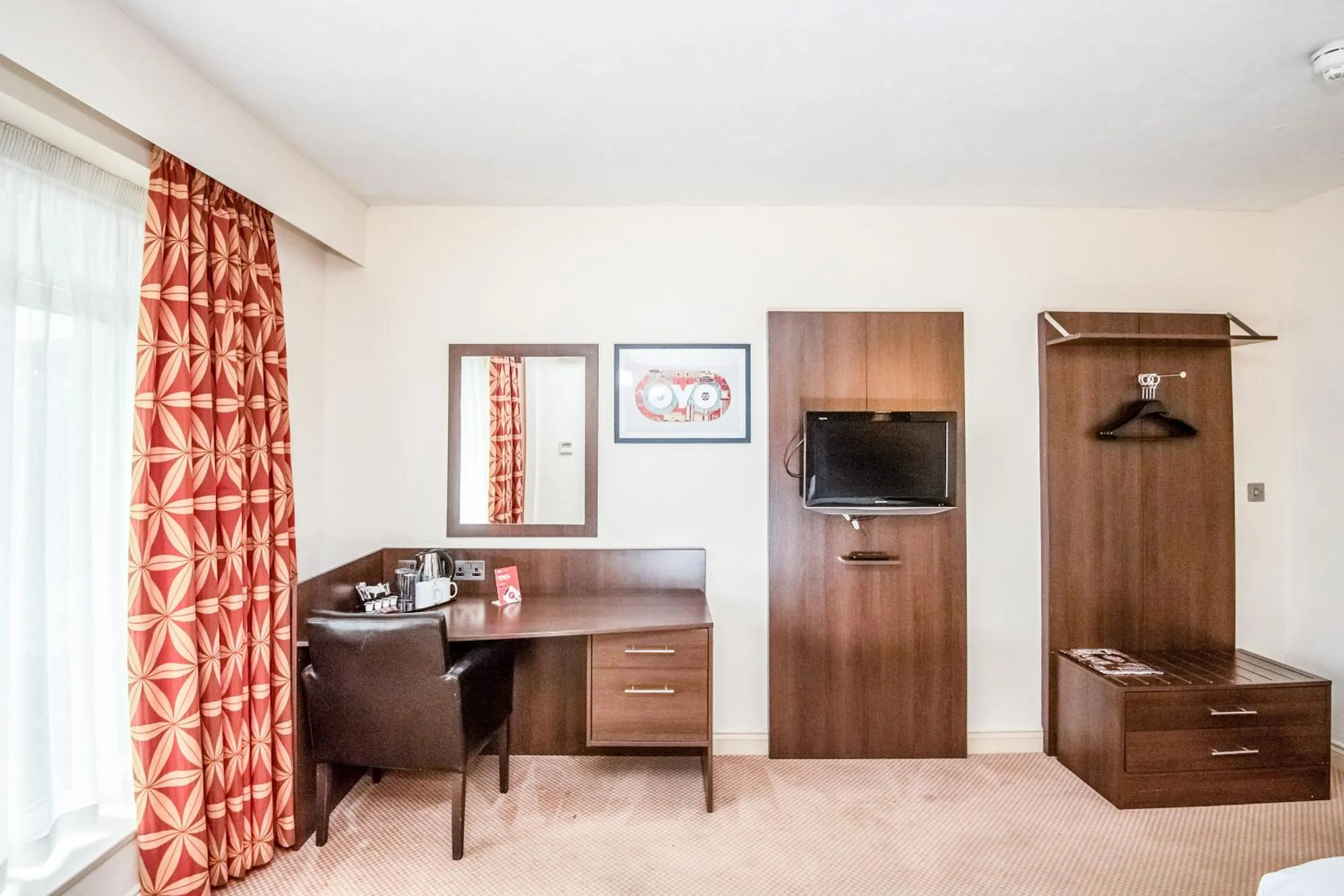 Communal lounge/ TV room in The Bridge House Hotel