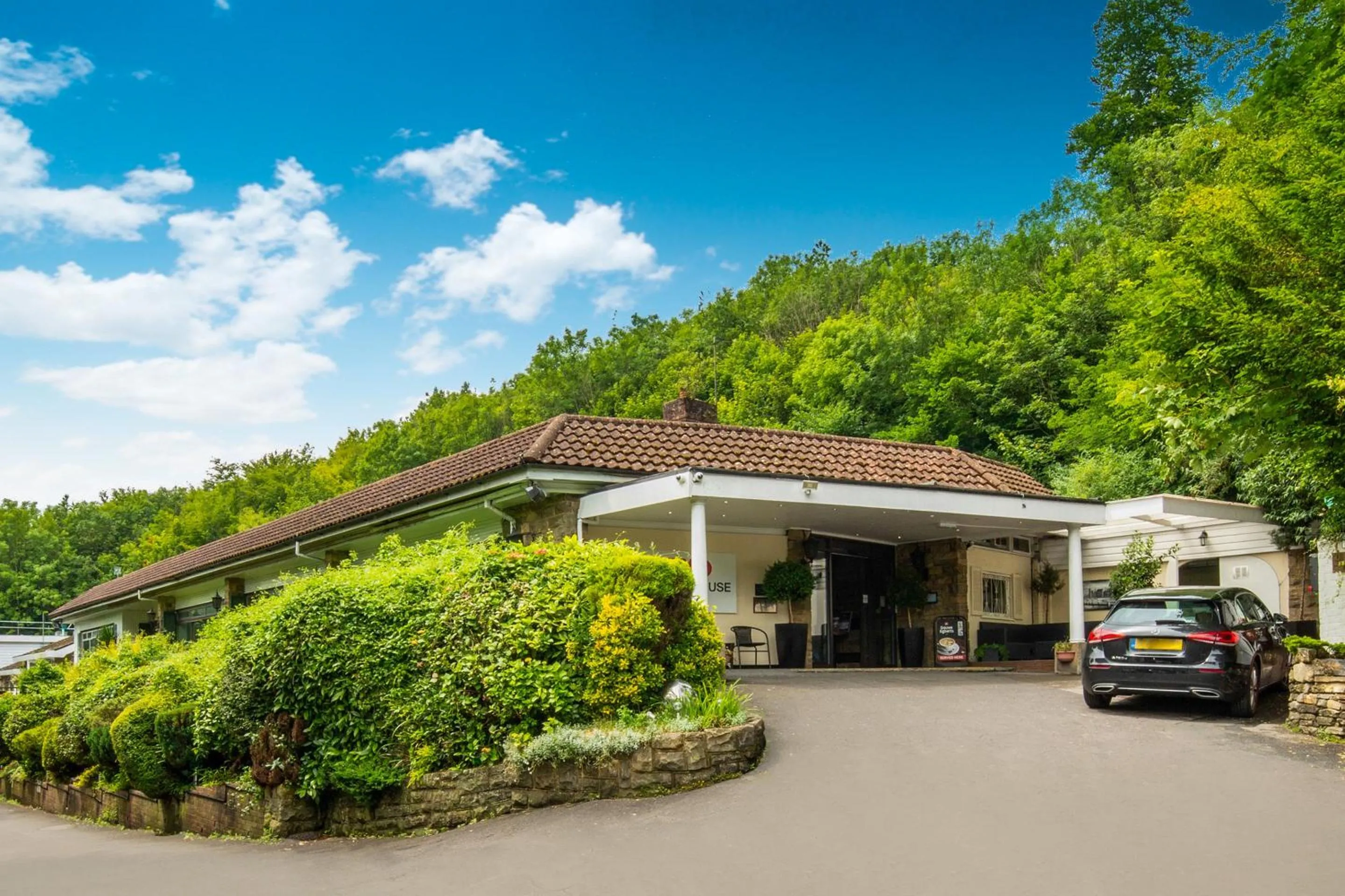 Facade/entrance in The Bridge House Hotel