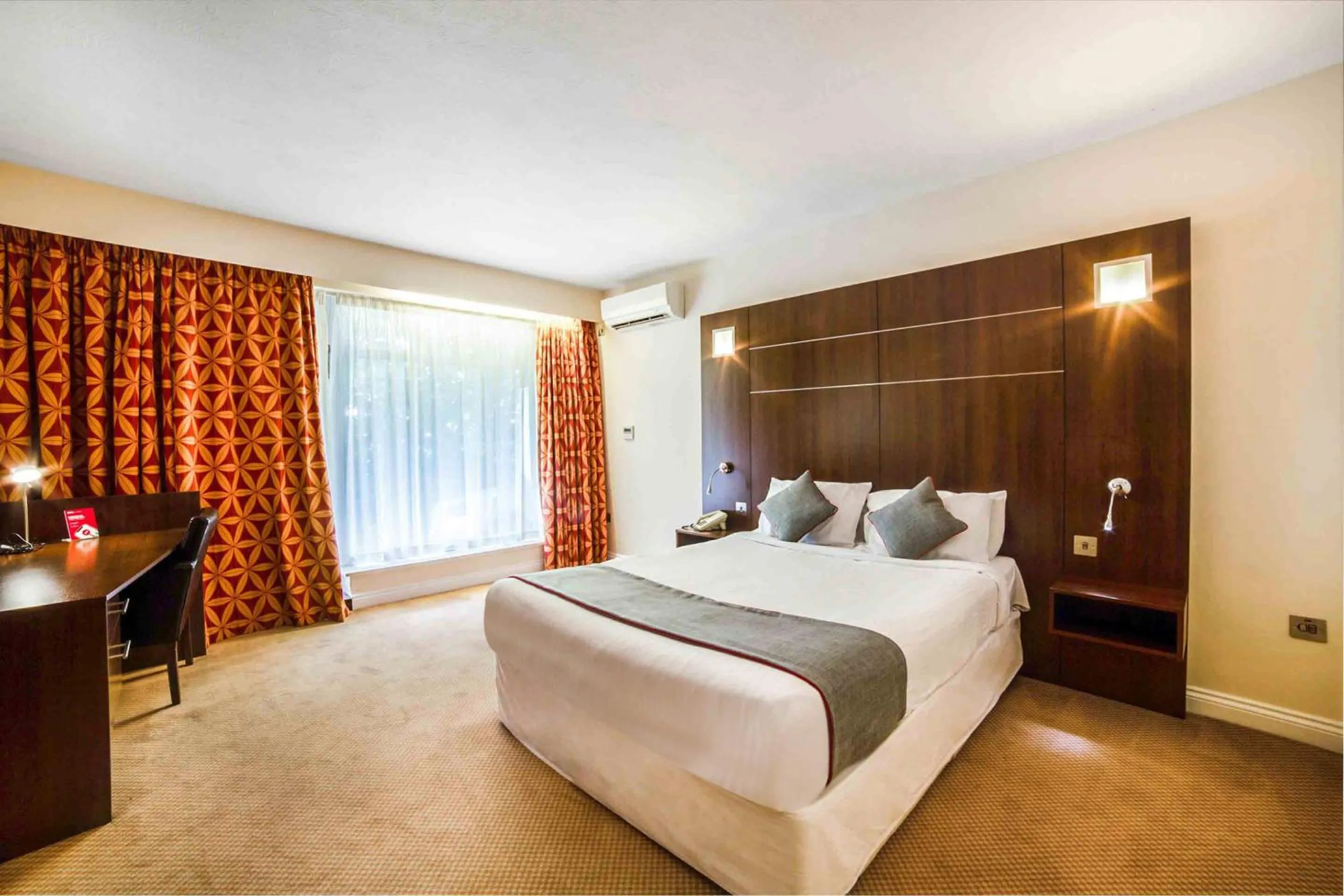 Bedroom, Bed in The Bridge House Hotel