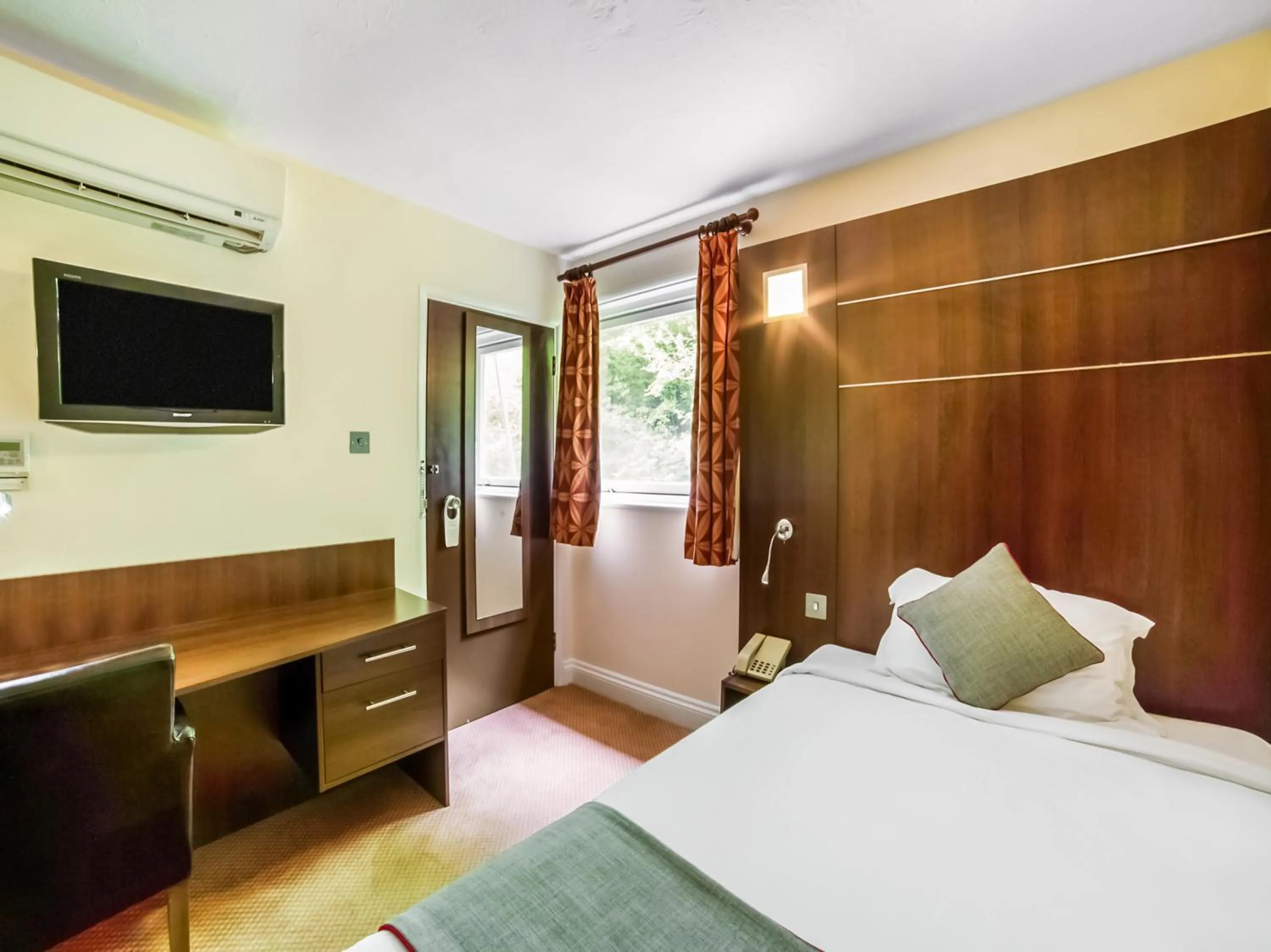 Bedroom, Bed in The Bridge House Hotel