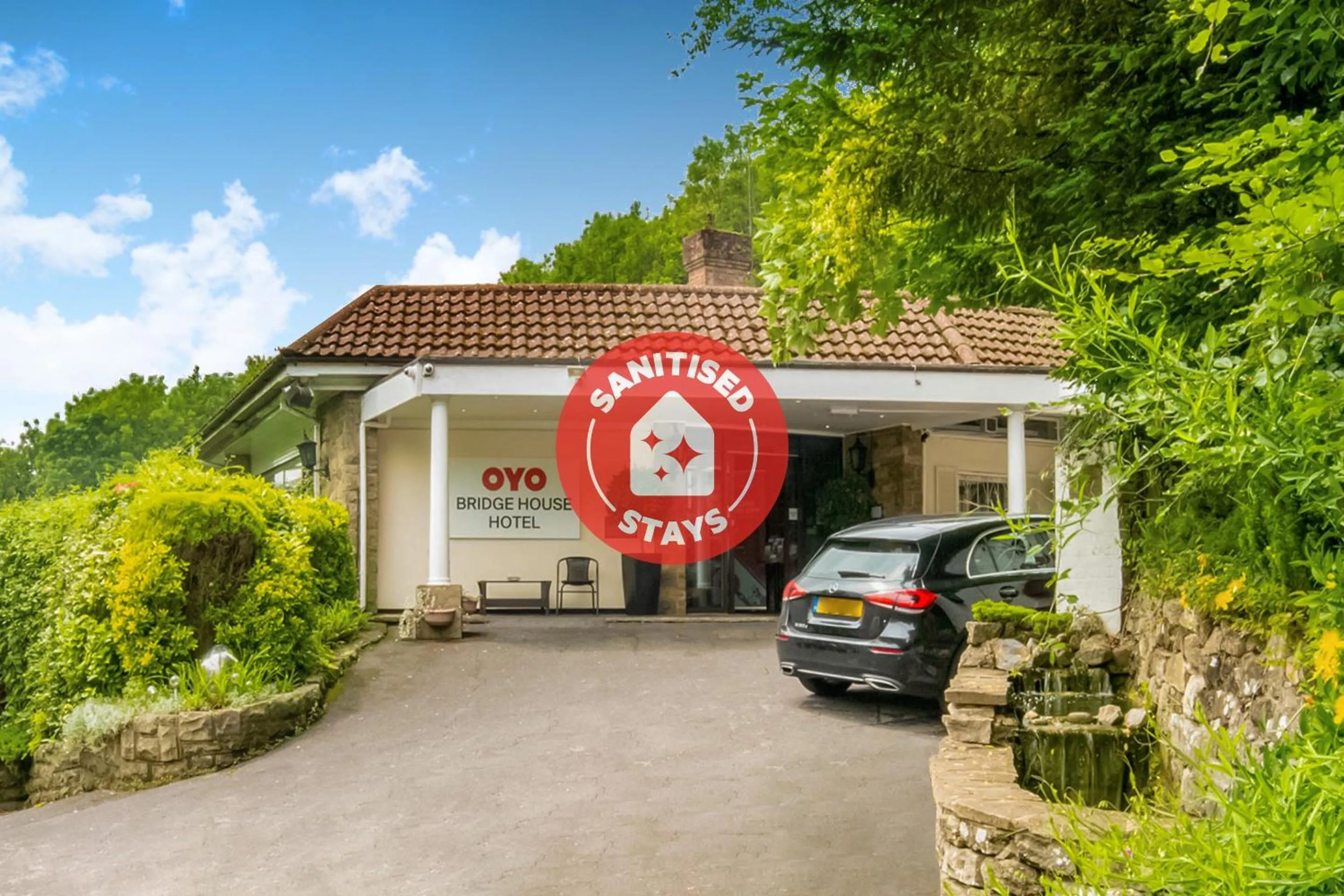 Facade/entrance in The Bridge House Hotel