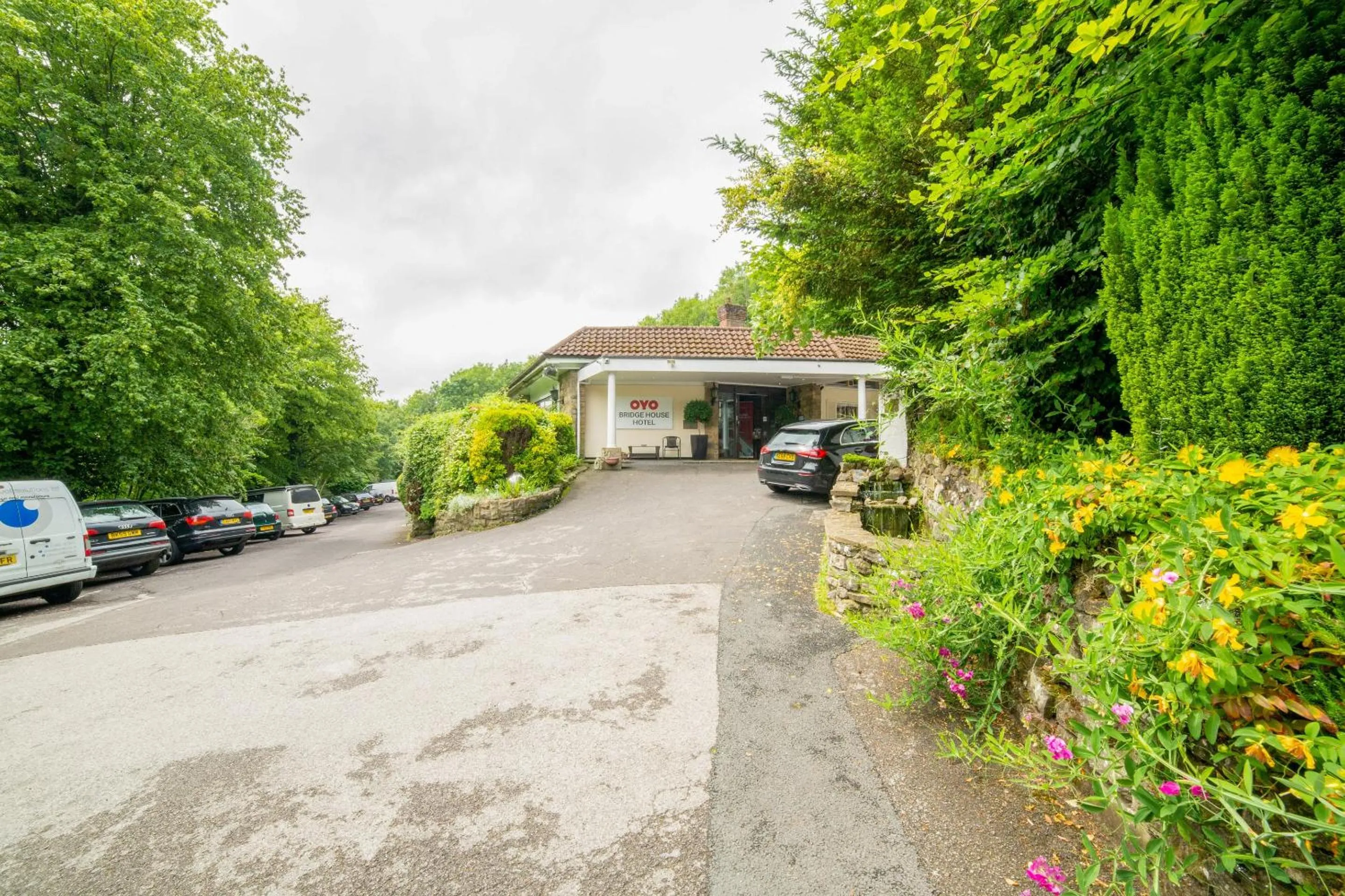 Facade/entrance in The Bridge House Hotel