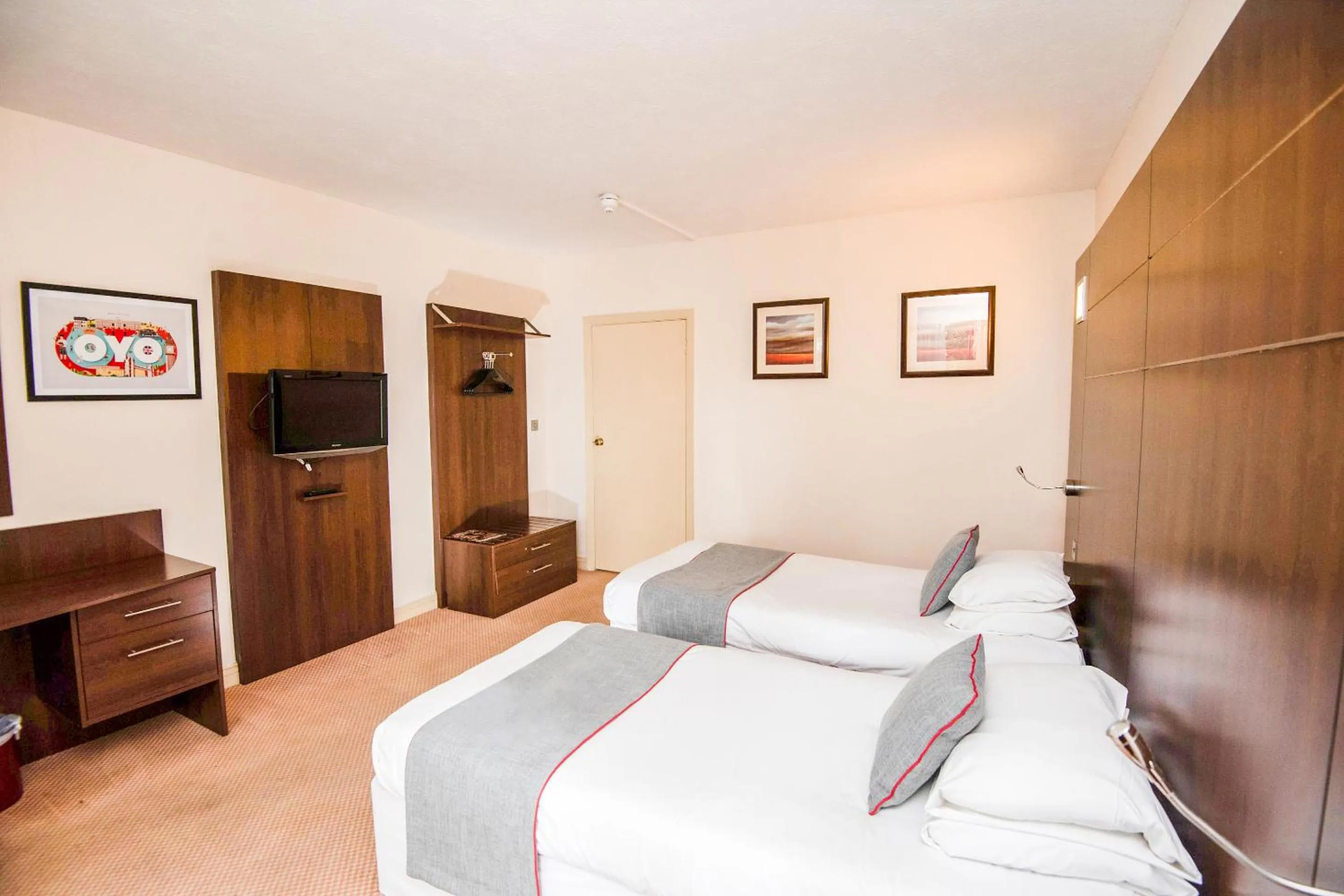 Photo of the whole room, Bed in The Bridge House Hotel