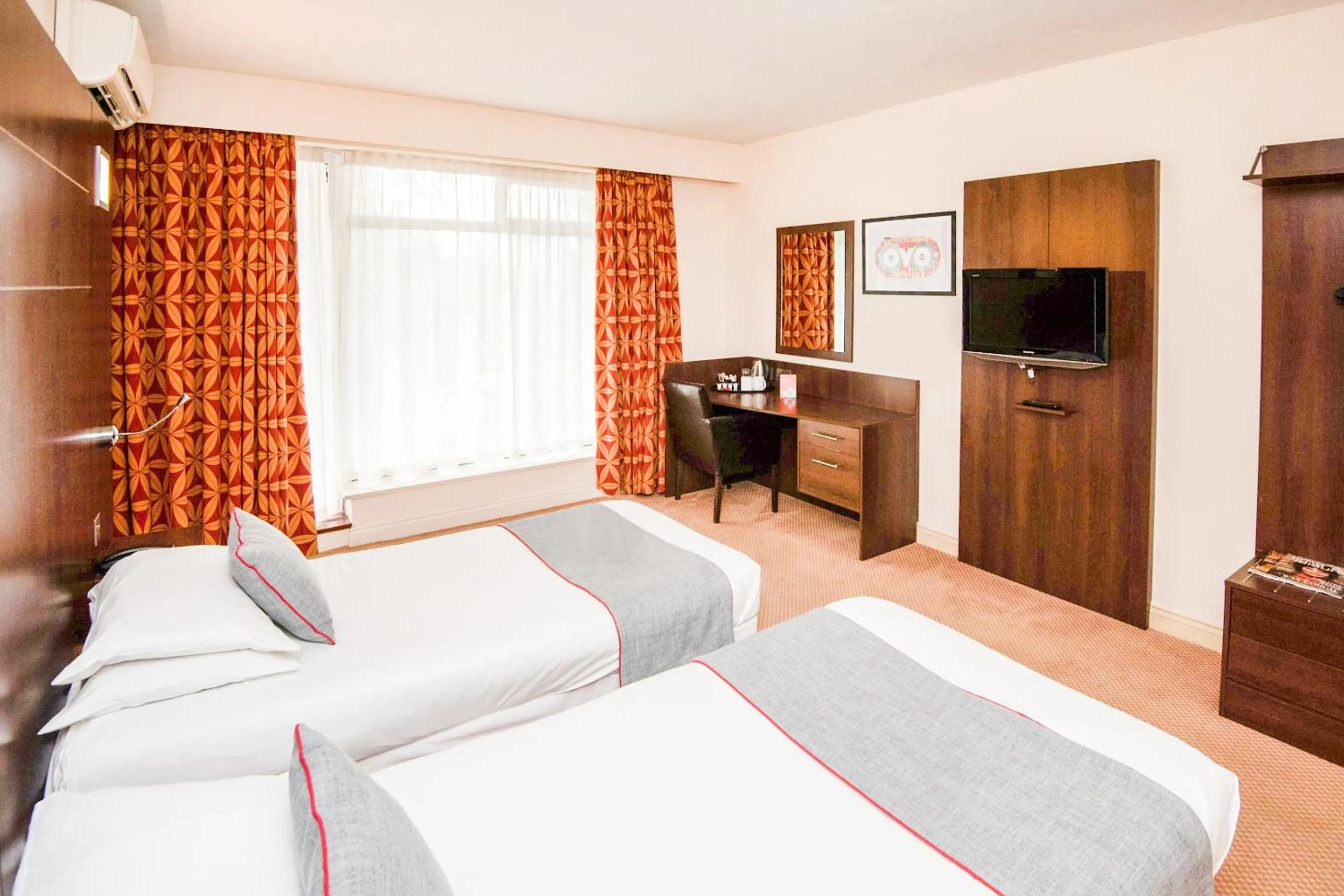 Photo of the whole room, Bed in The Bridge House Hotel