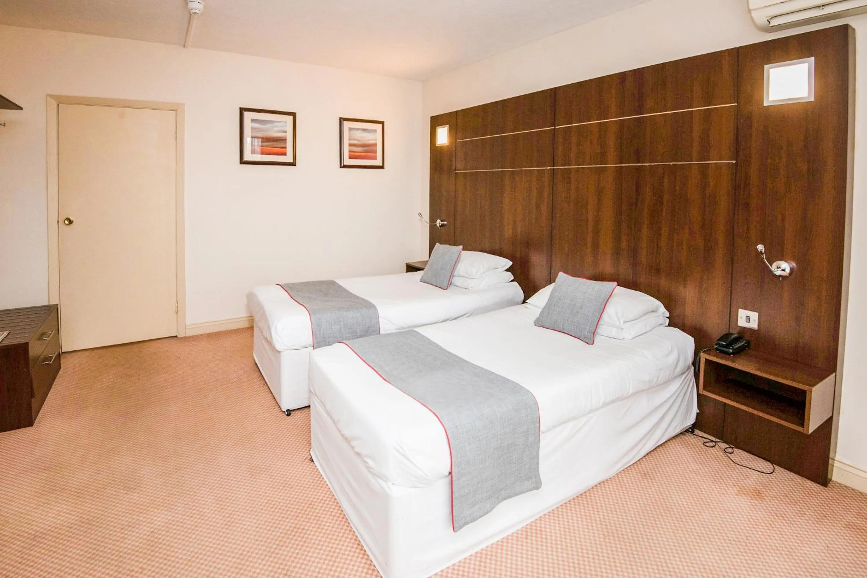 Bedroom, Bed in The Bridge House Hotel