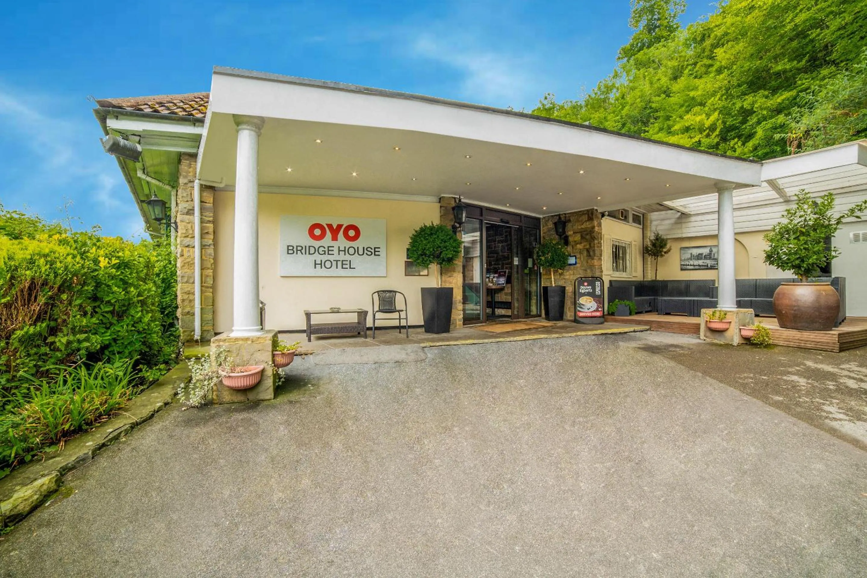 Facade/entrance in The Bridge House Hotel