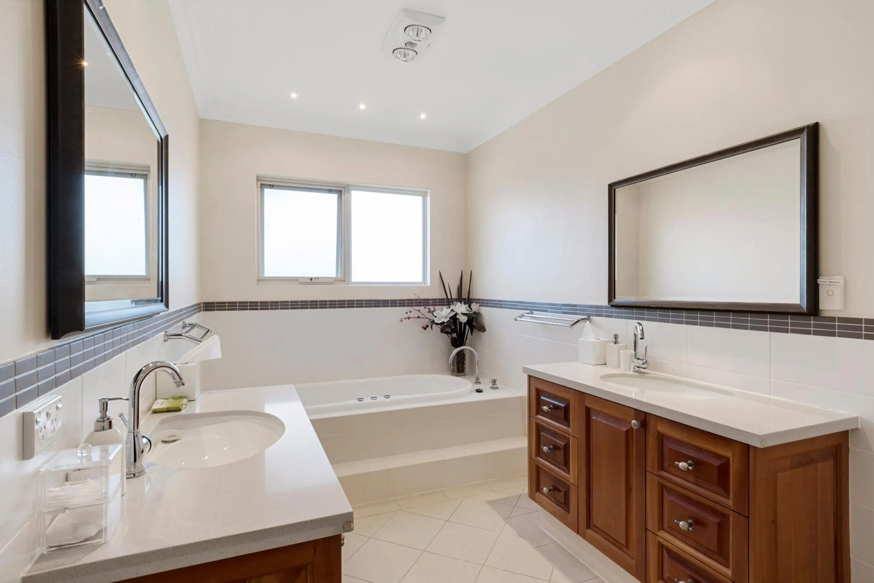 Bathroom in Sorrento Beach Bed & Breakfast