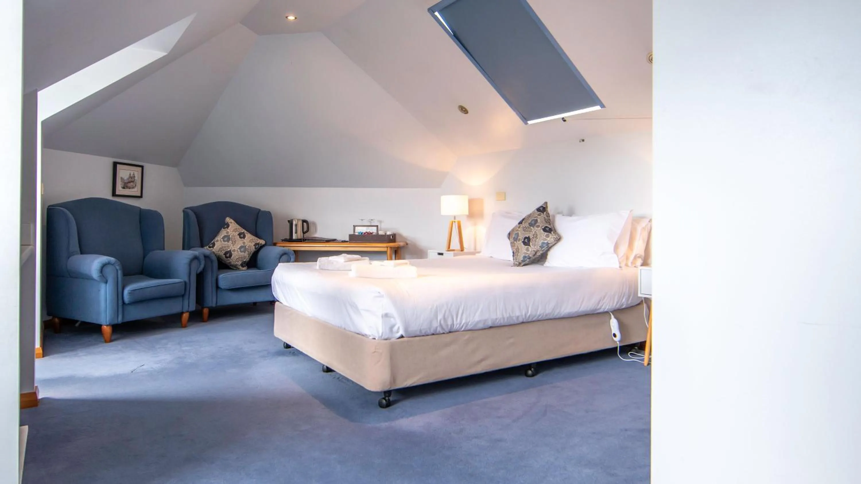 Photo of the whole room, Bed in Hideaway on George