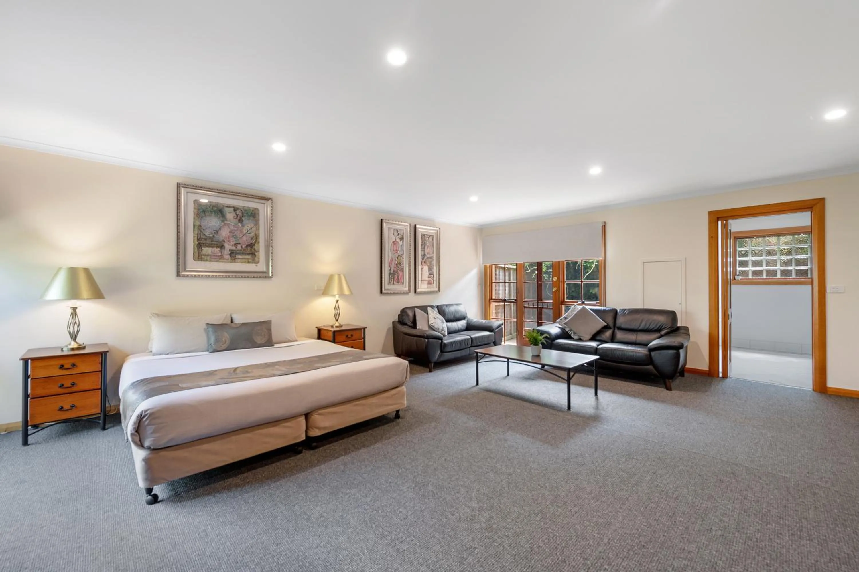 Photo of the whole room, Bed in Hideaway on George