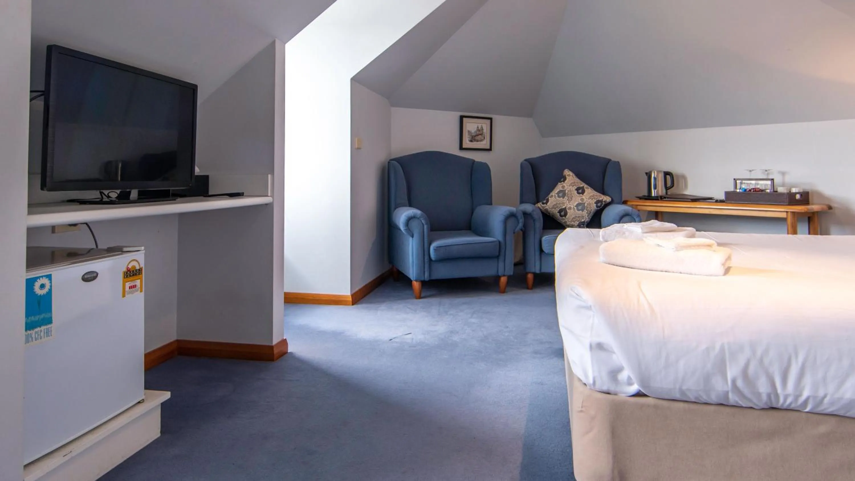 Photo of the whole room, Bed in Hideaway on George