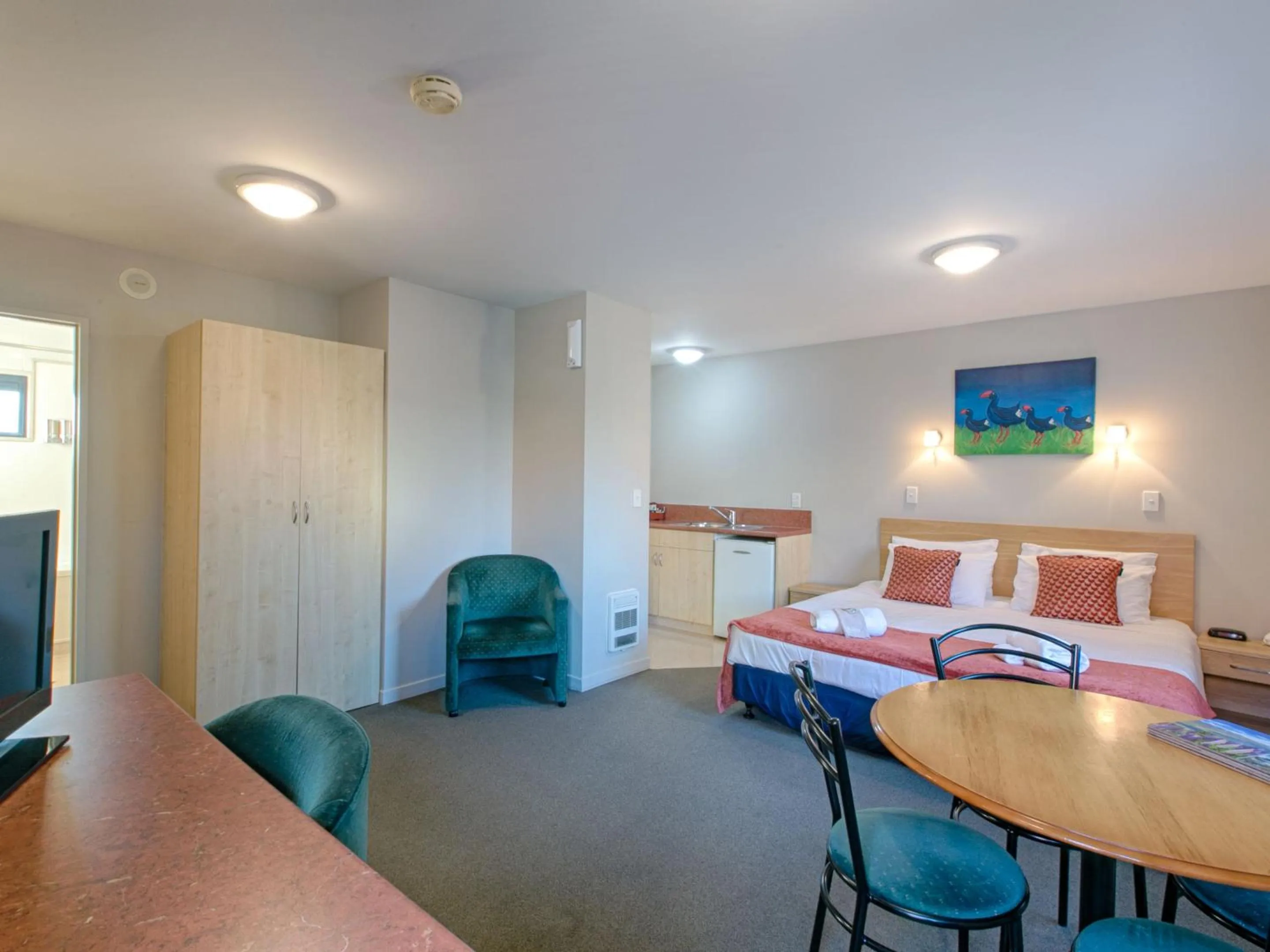 Living room, Bed in Bella Vista Motel Blenheim