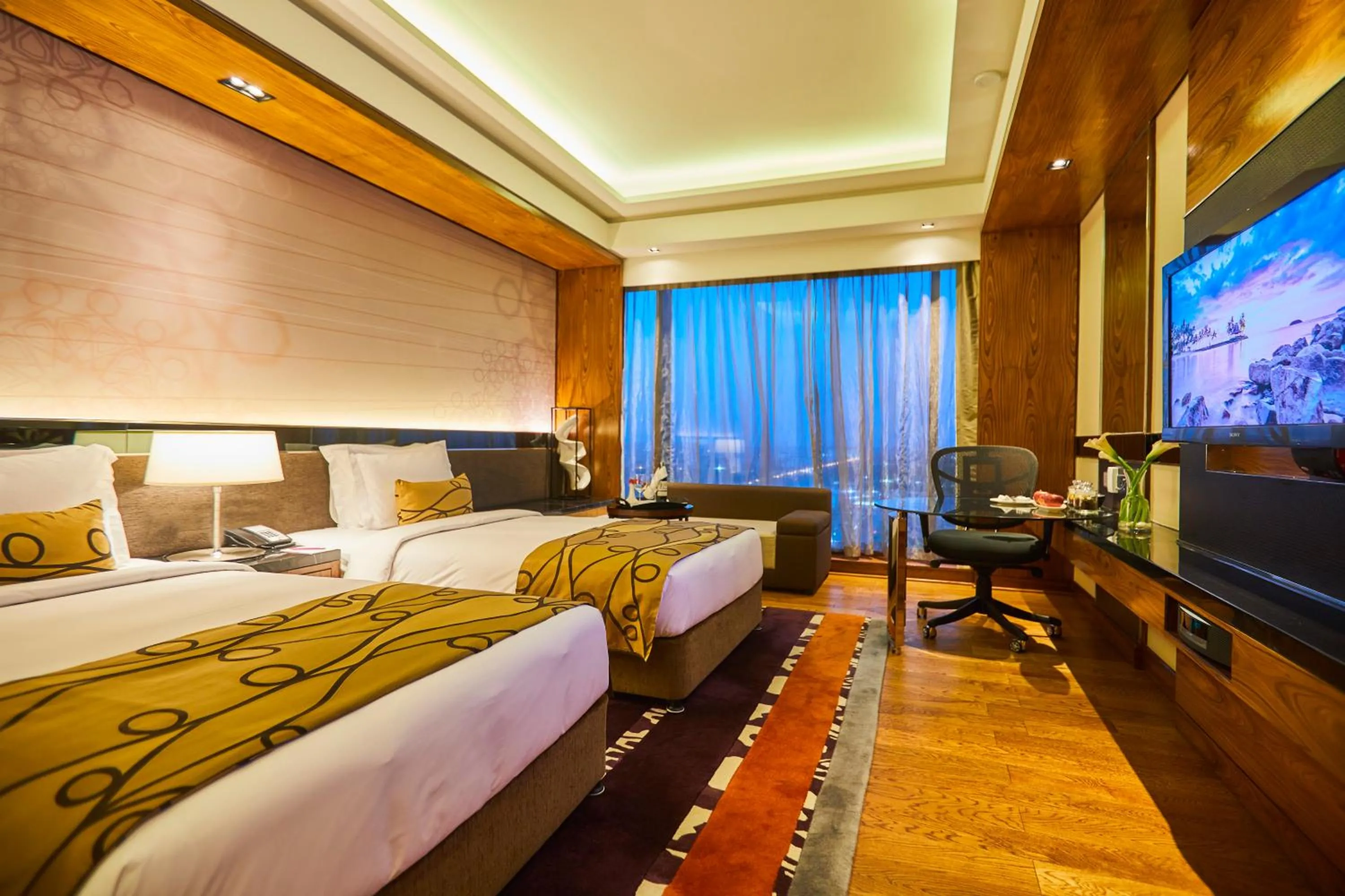 Bed in Crowne Plaza New Delhi Rohini by IHG