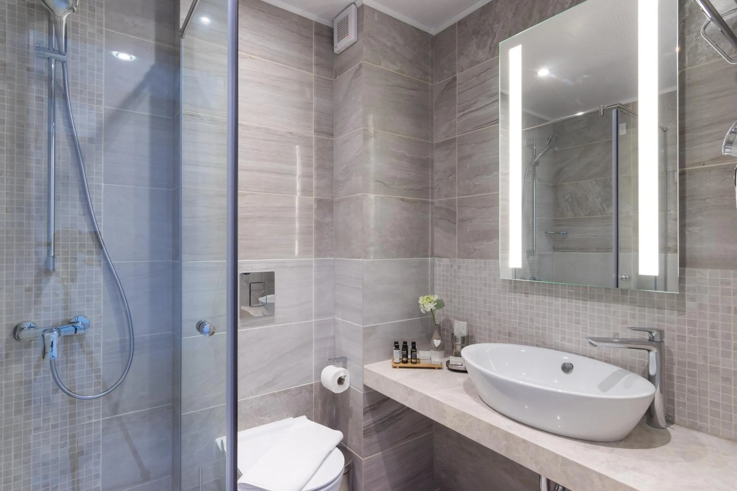 Shower in King Maron Beach Hotel & Spa