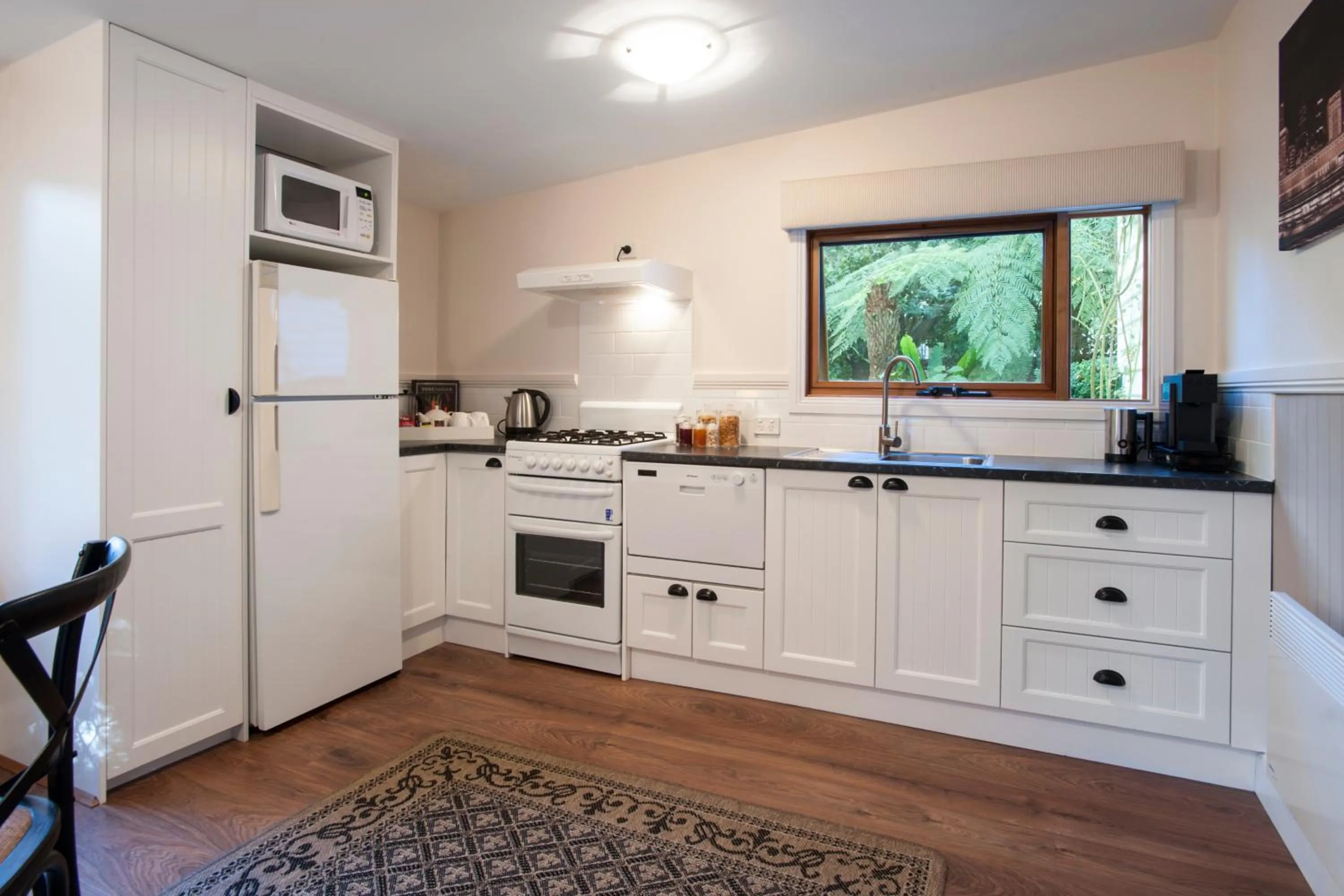 Kitchen or kitchenette in Clarendon Cottages