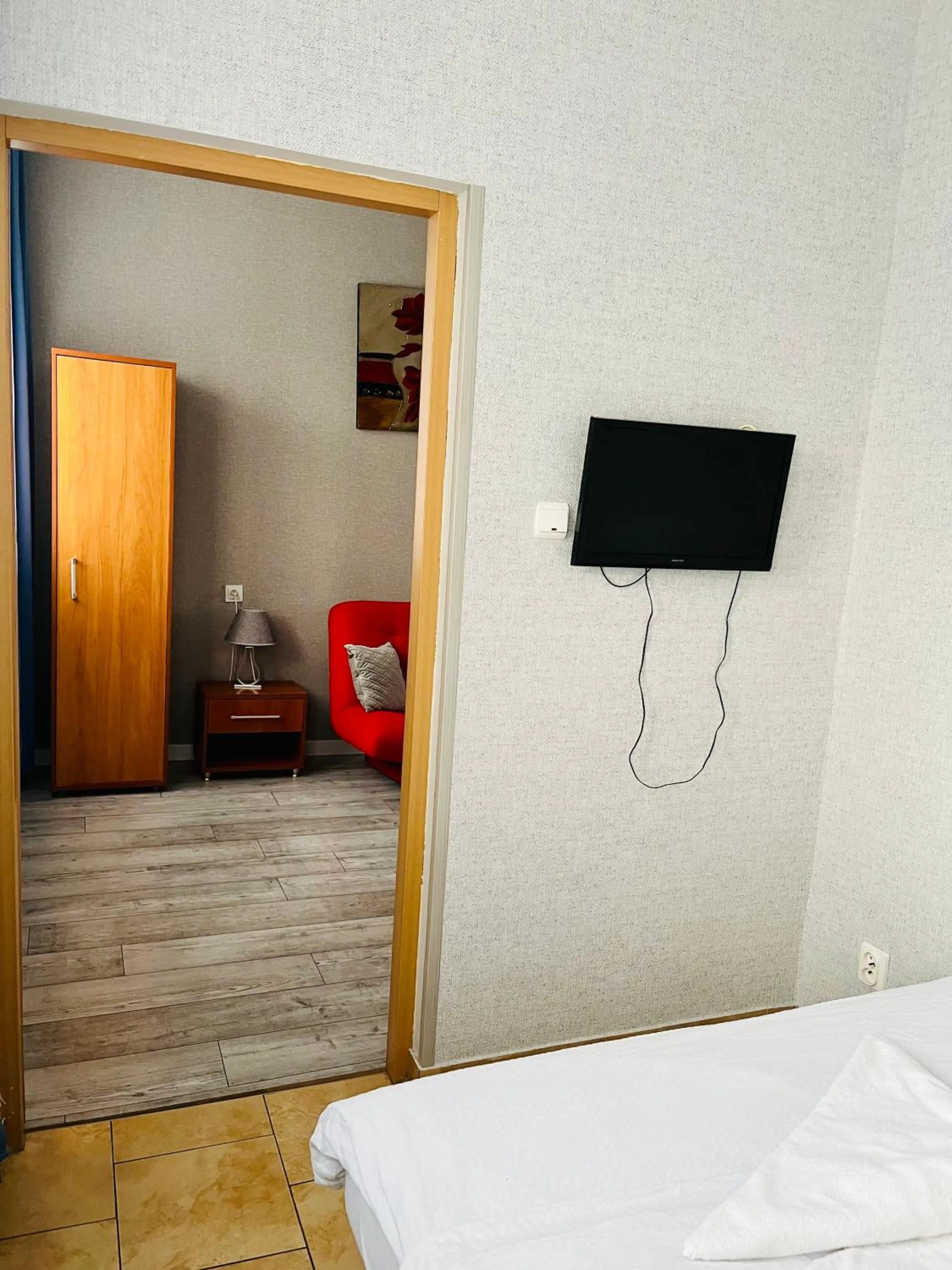 Communal lounge/ TV room, Bed in Hotel Elda