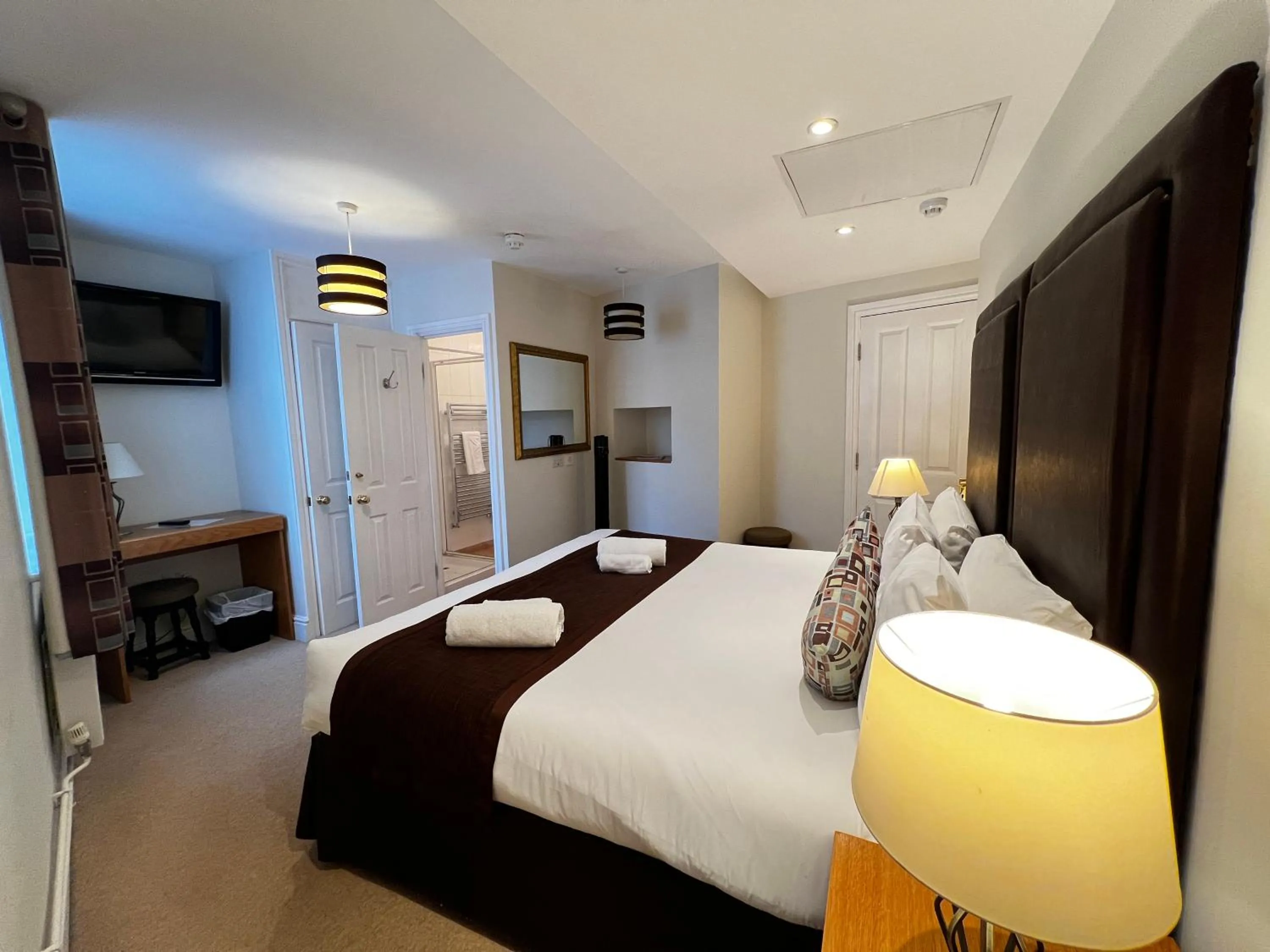 Communal lounge/ TV room, Bed in Castle Limes Hotel