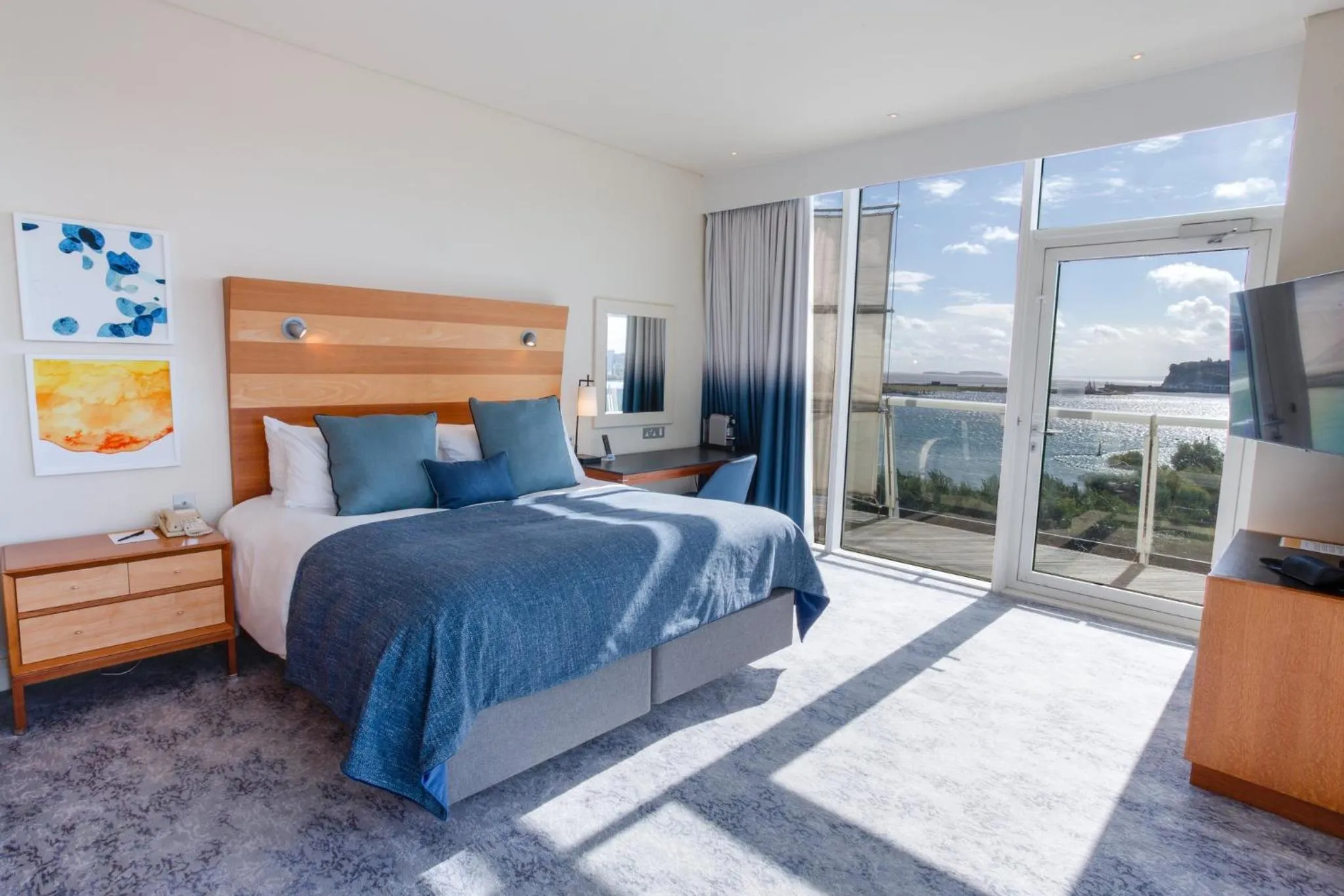 Photo of the whole room, Bed in voco St. David's Cardiff by IHG