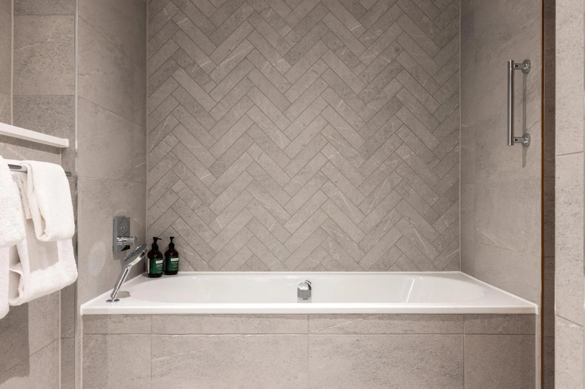 Photo of the whole room in voco St. David's Cardiff by IHG