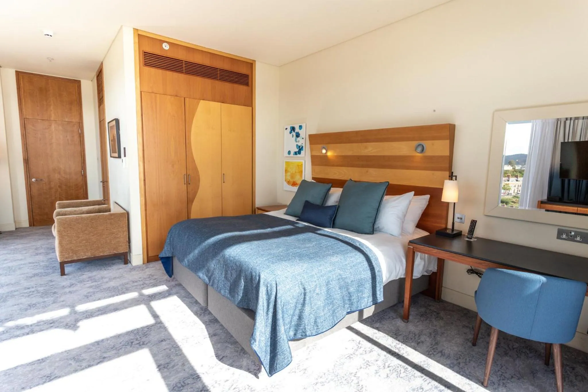 Photo of the whole room, Bed in voco St. David's Cardiff by IHG