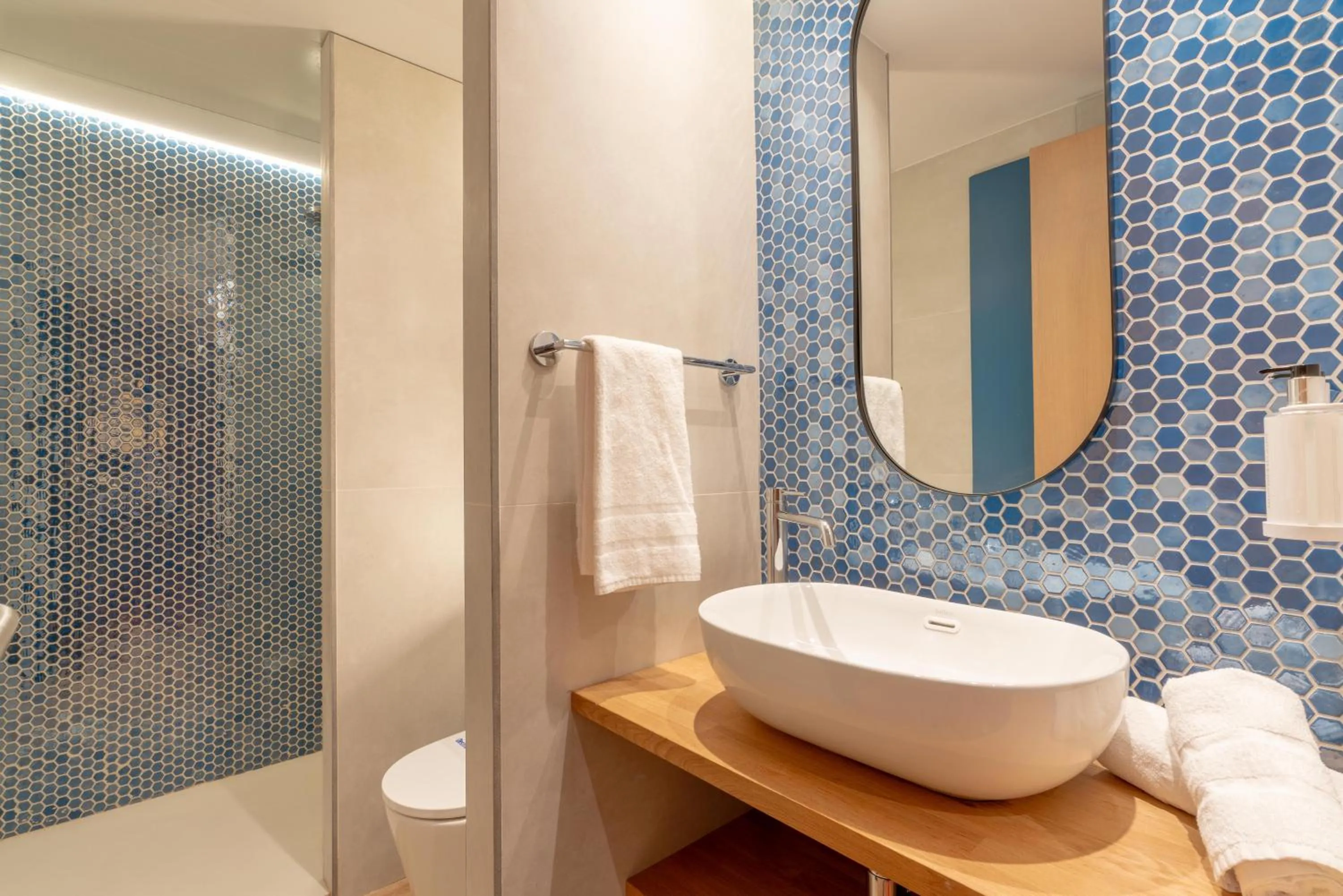 Shower in Serennia Cest Apartamentos Arc de Triomf