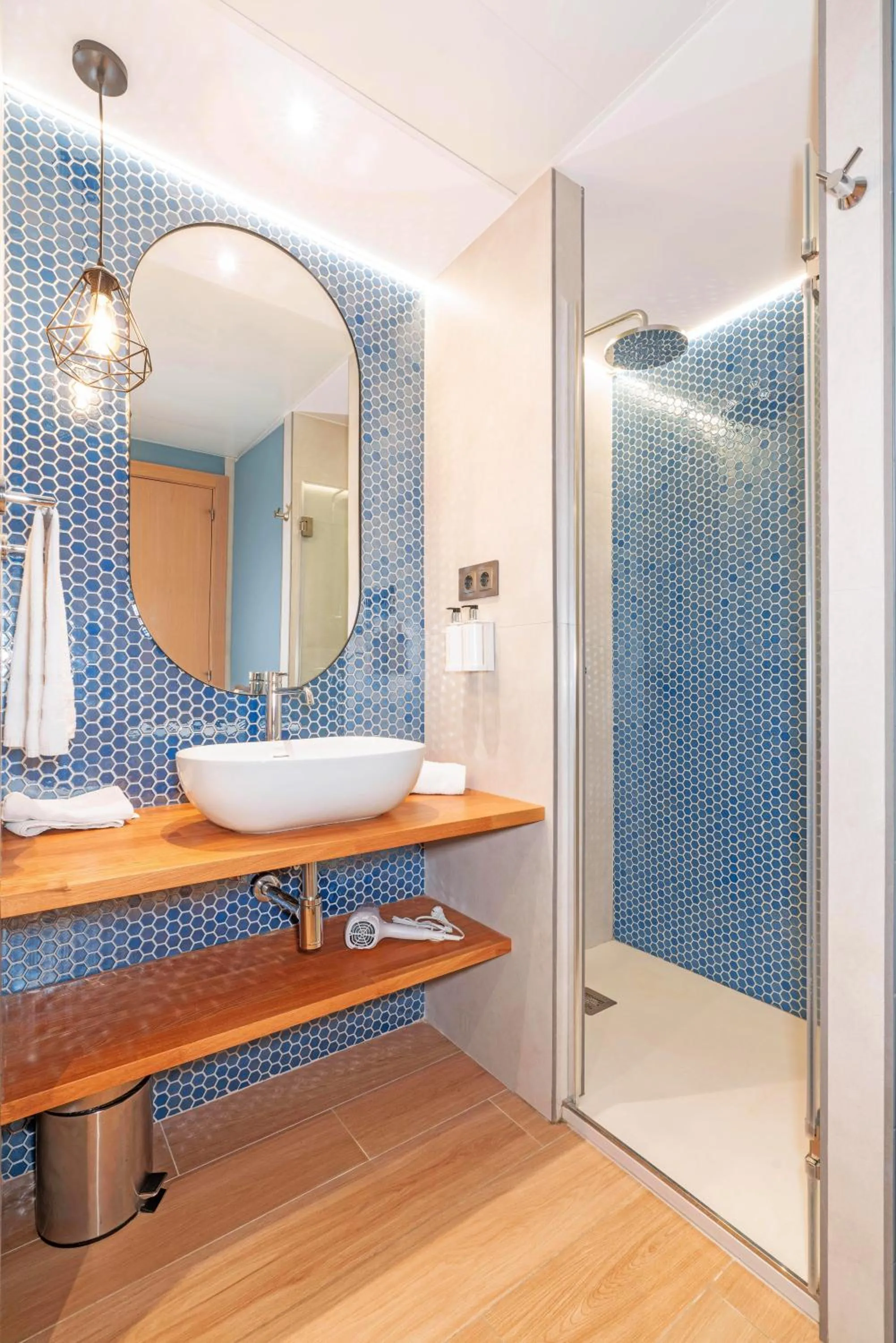 Shower in Serennia Cest Apartamentos Arc de Triomf