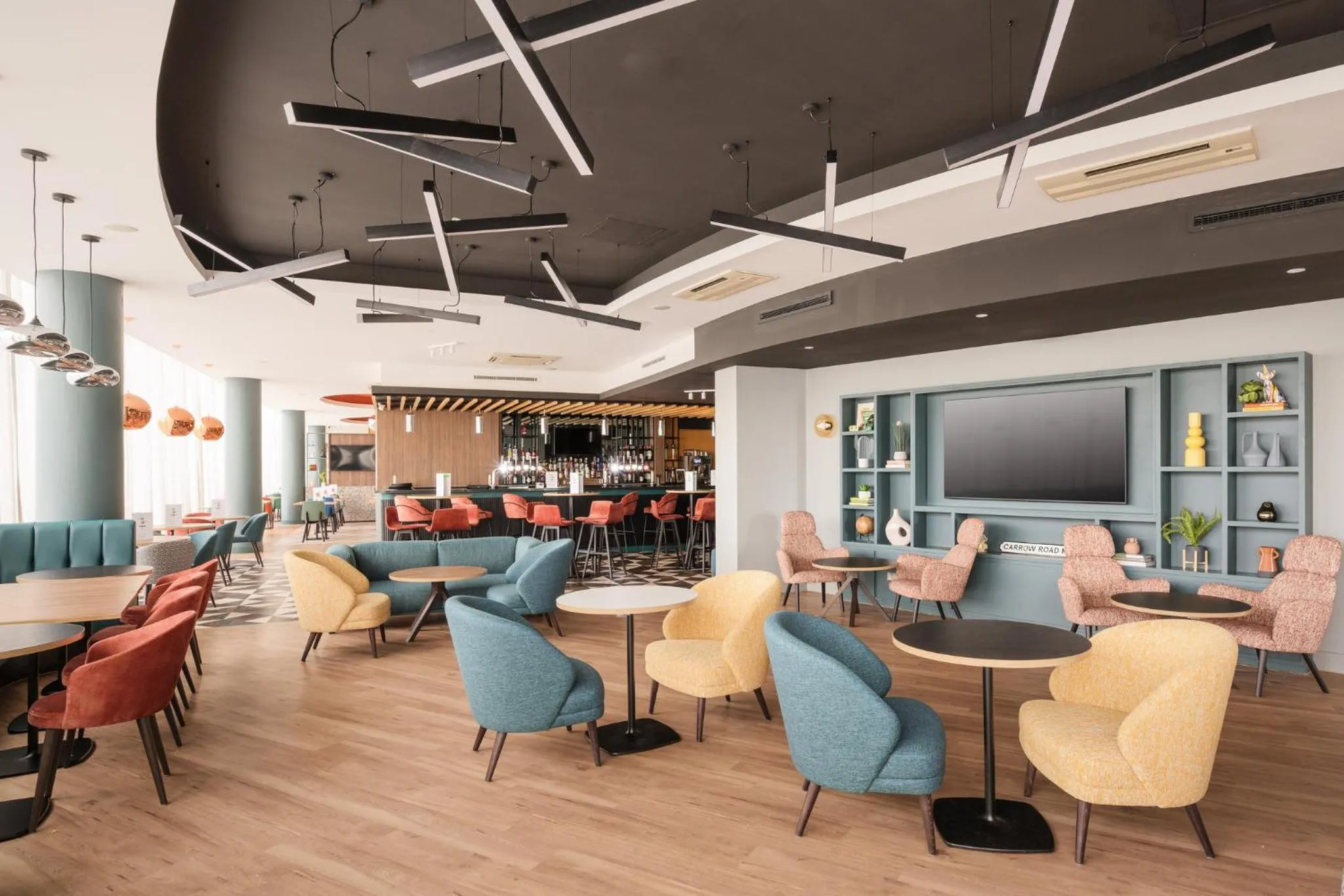 Lounge or bar in Holiday Inn Norwich City by IHG