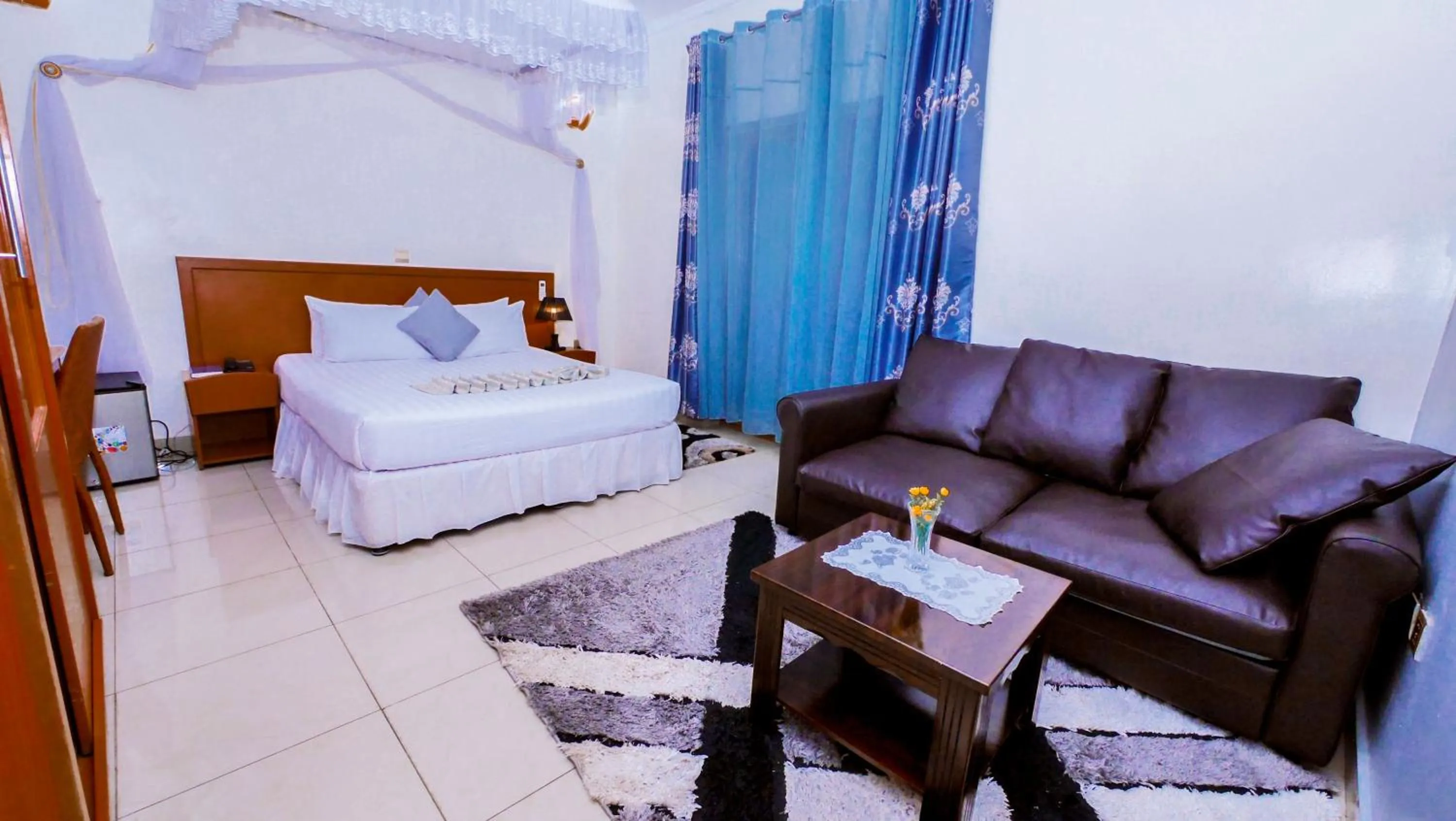 Seating area, Bed in Lebanon Hotel