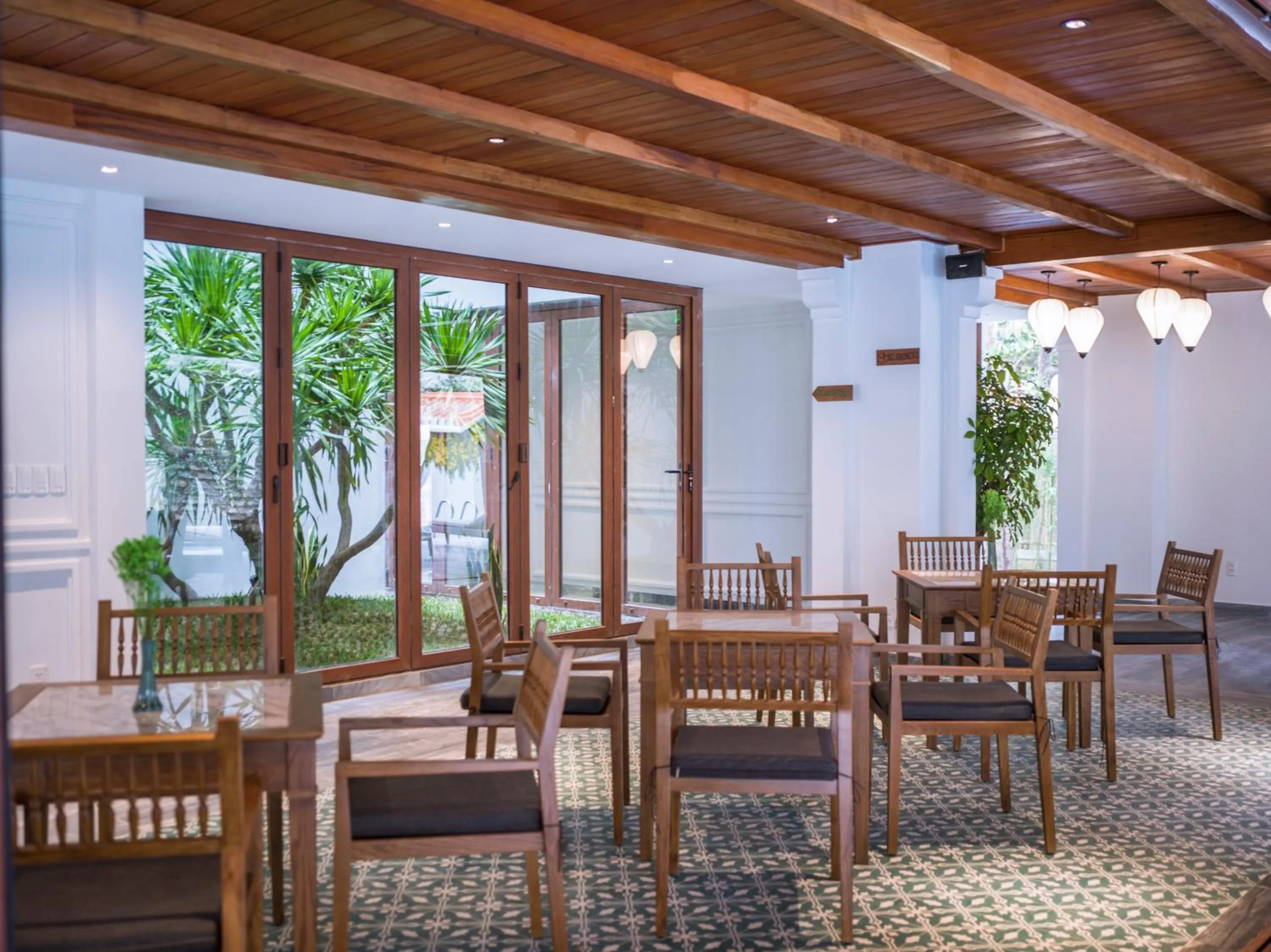 Restaurant/places to eat in Vinh Hung Old Town Hotel