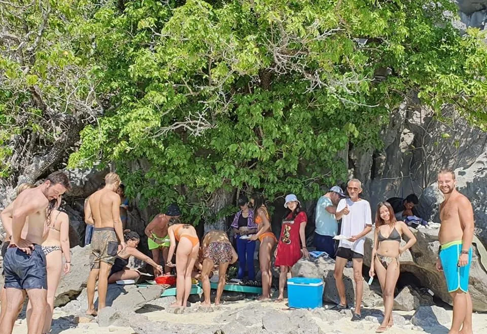 Snorkeling in Big Paul Hostel