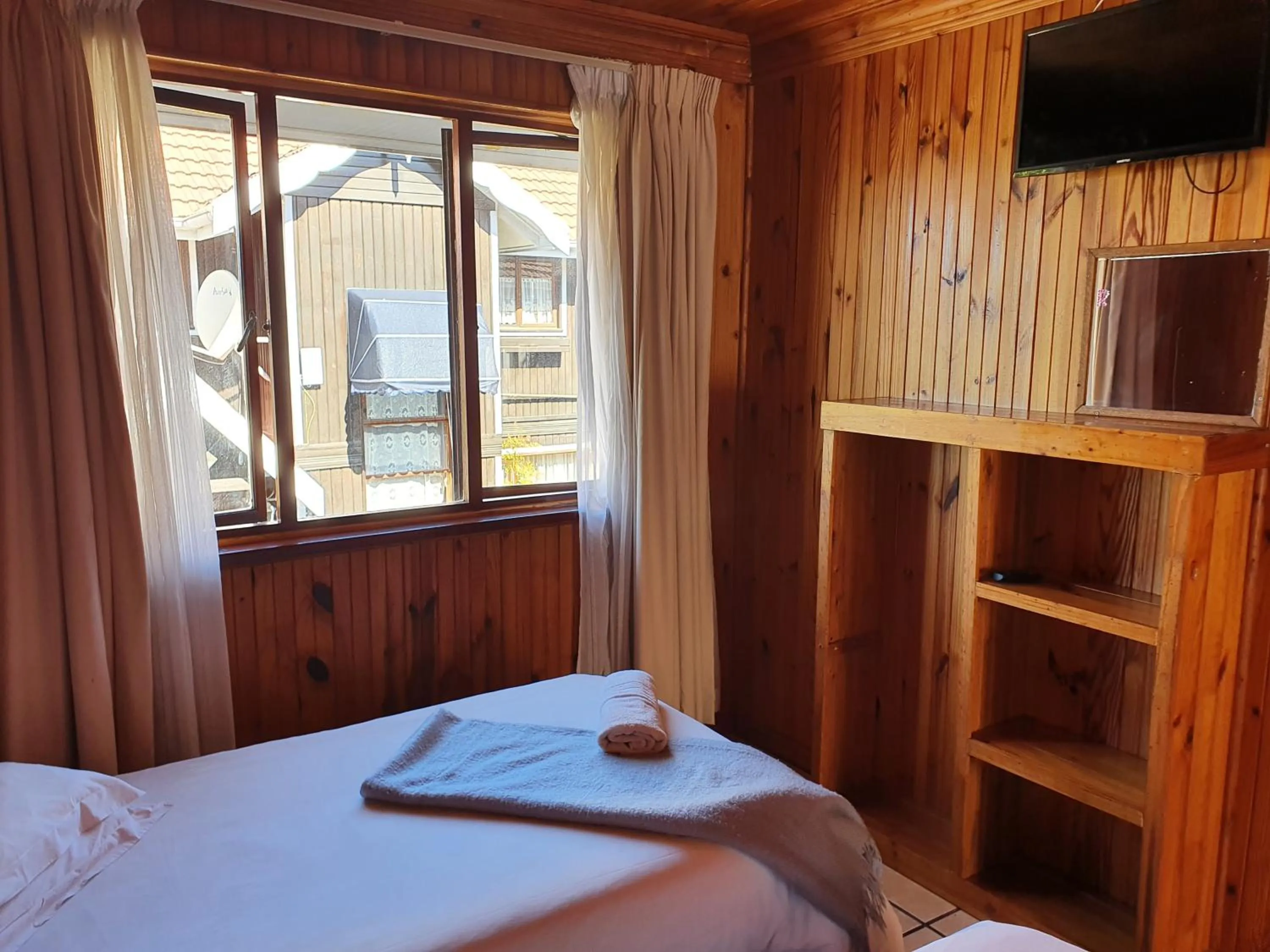 Bedroom, Bed in Lakeside Accommodation