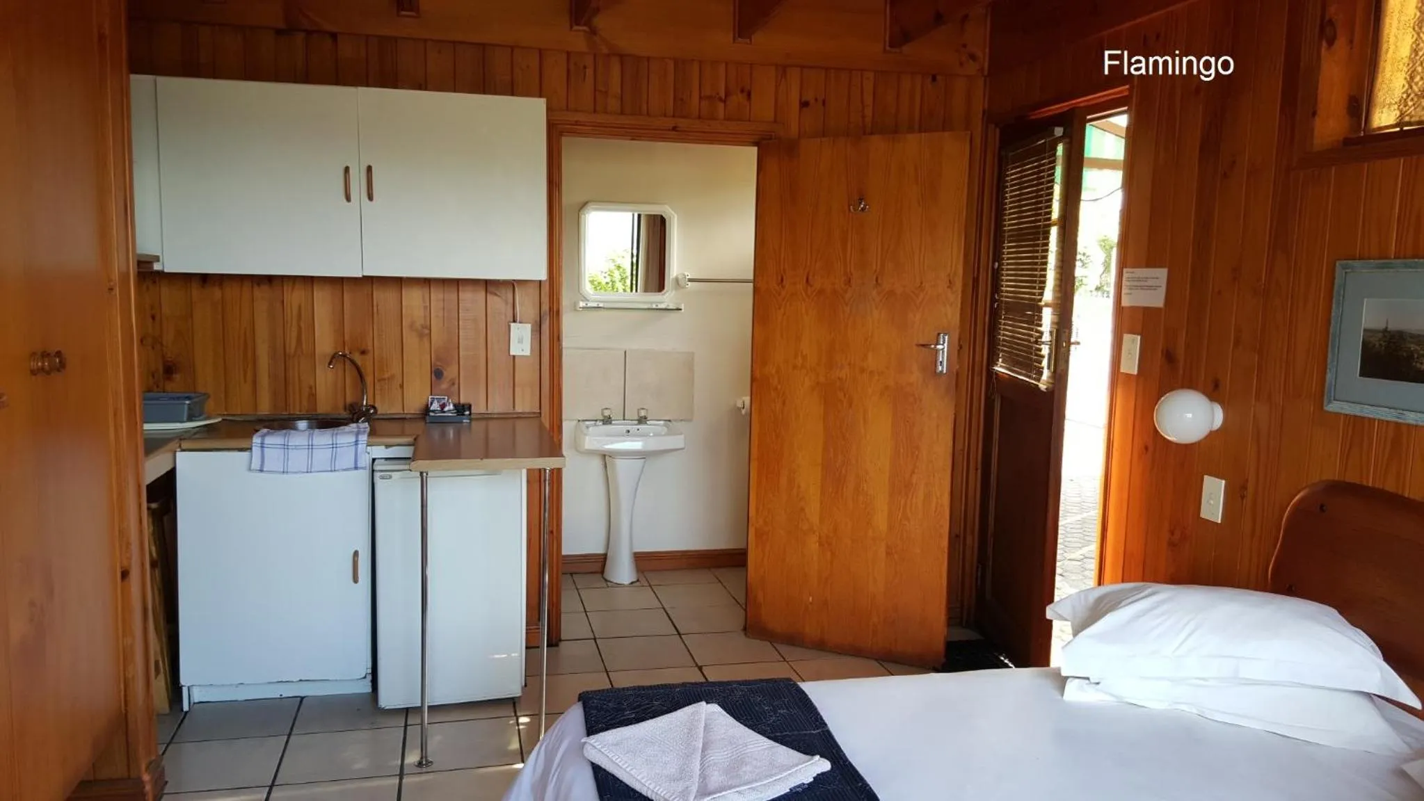 Kitchen or kitchenette, Bed in Lakeside Accommodation