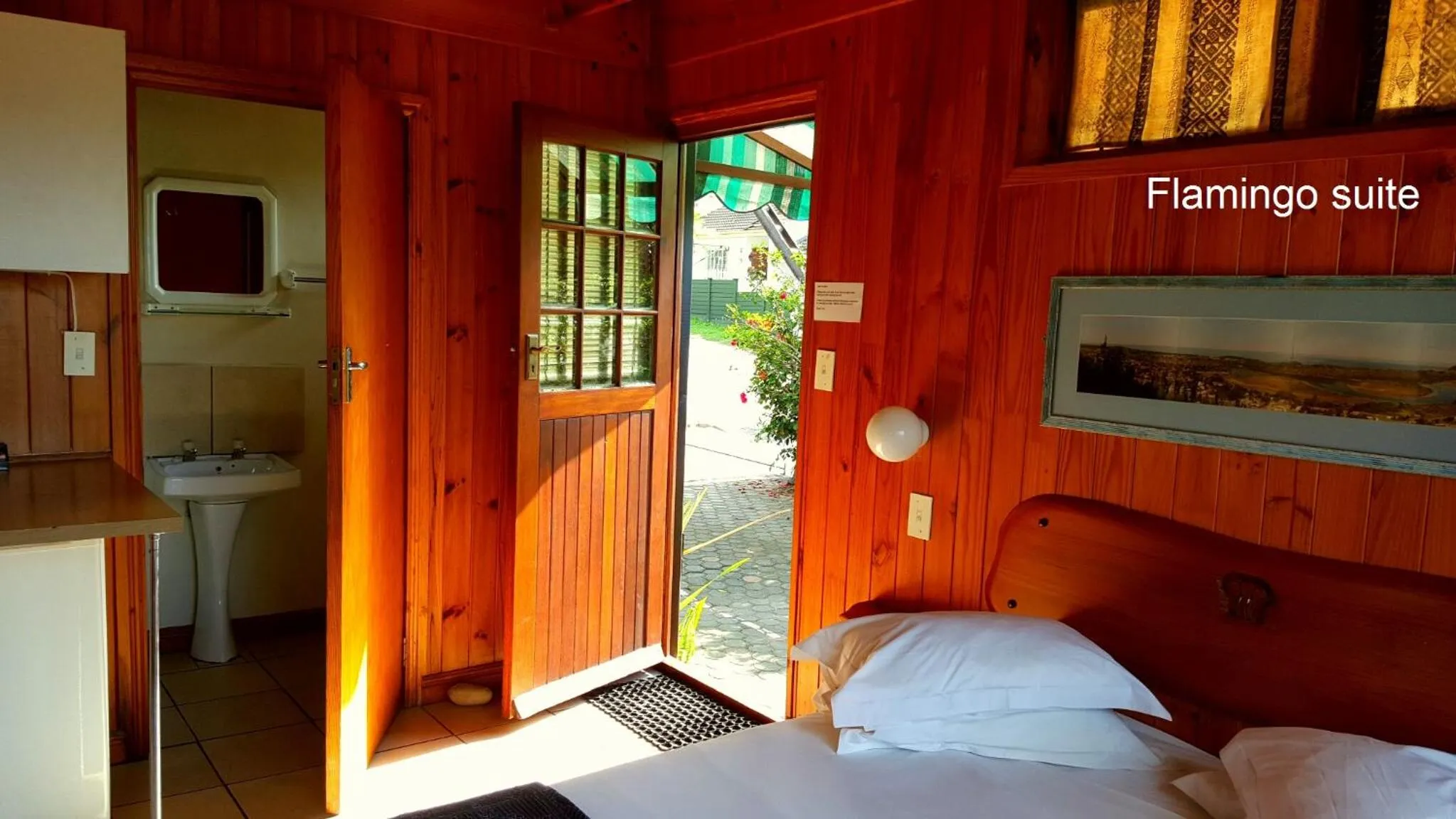 Bedroom, Bed in Lakeside Accommodation