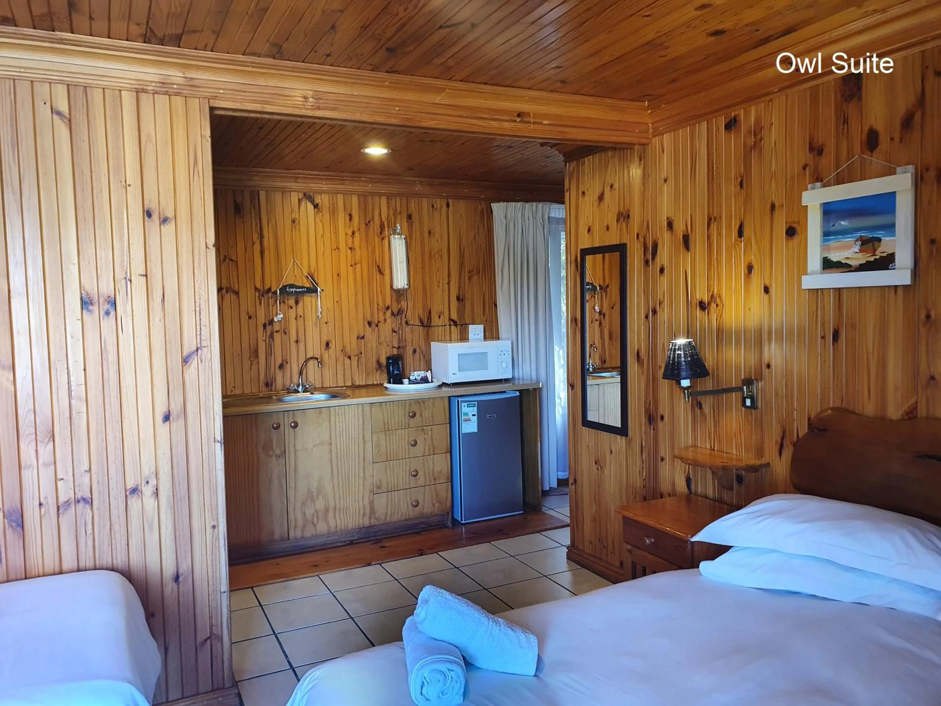 Kitchen or kitchenette, Bed in Lakeside Accommodation