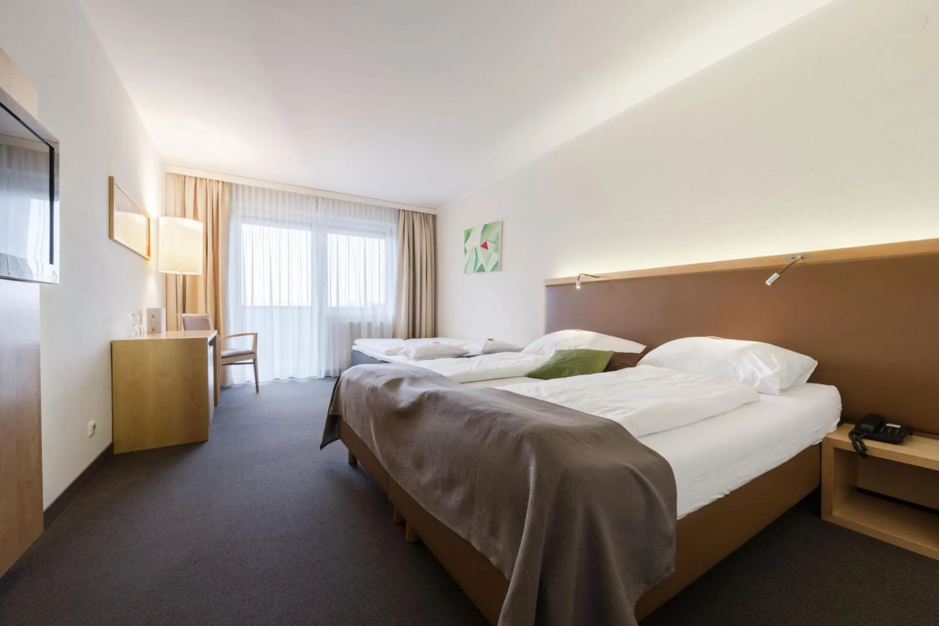 Photo of the whole room, Bed in Hotel Momentum