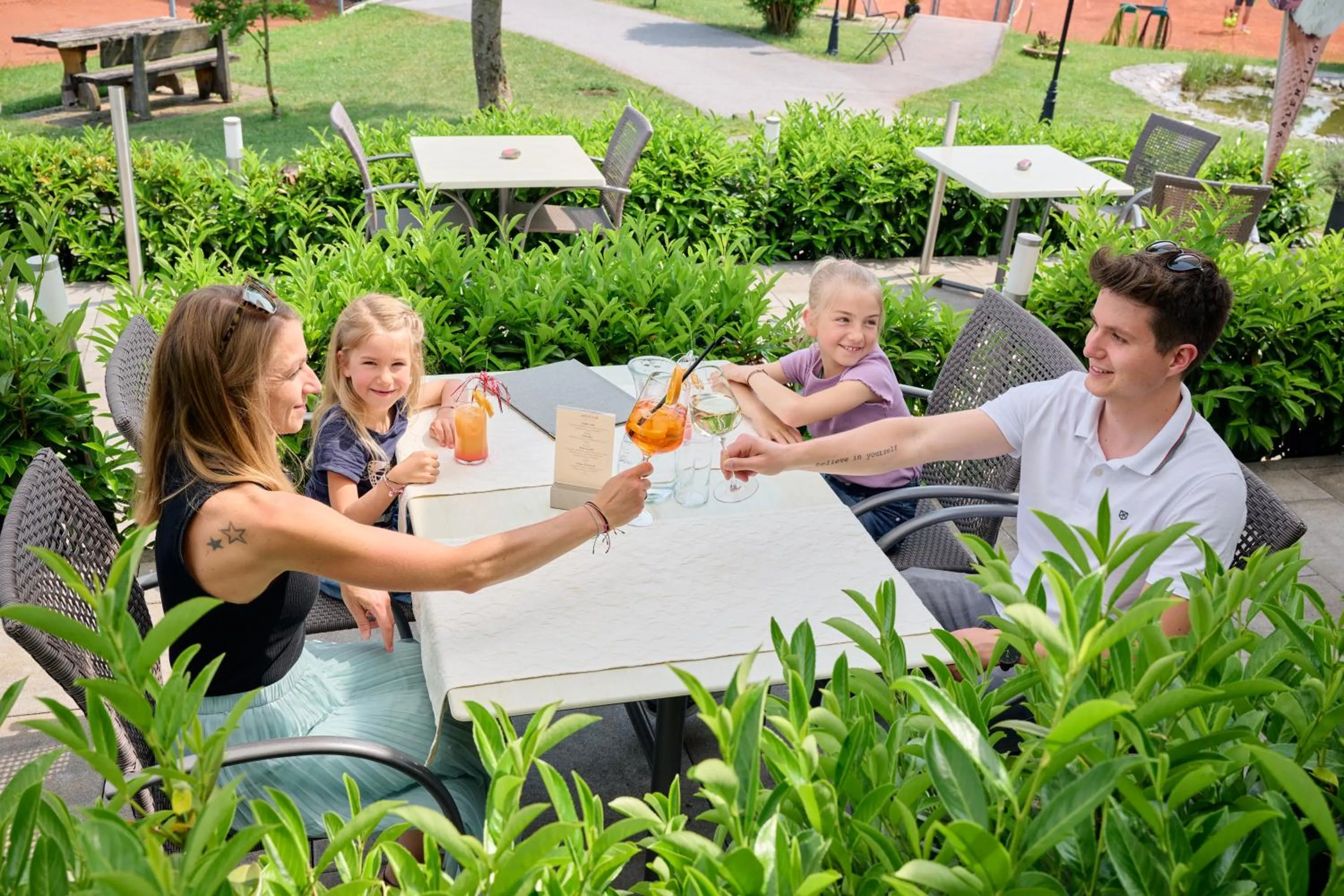 Restaurant/places to eat in Hotel Momentum