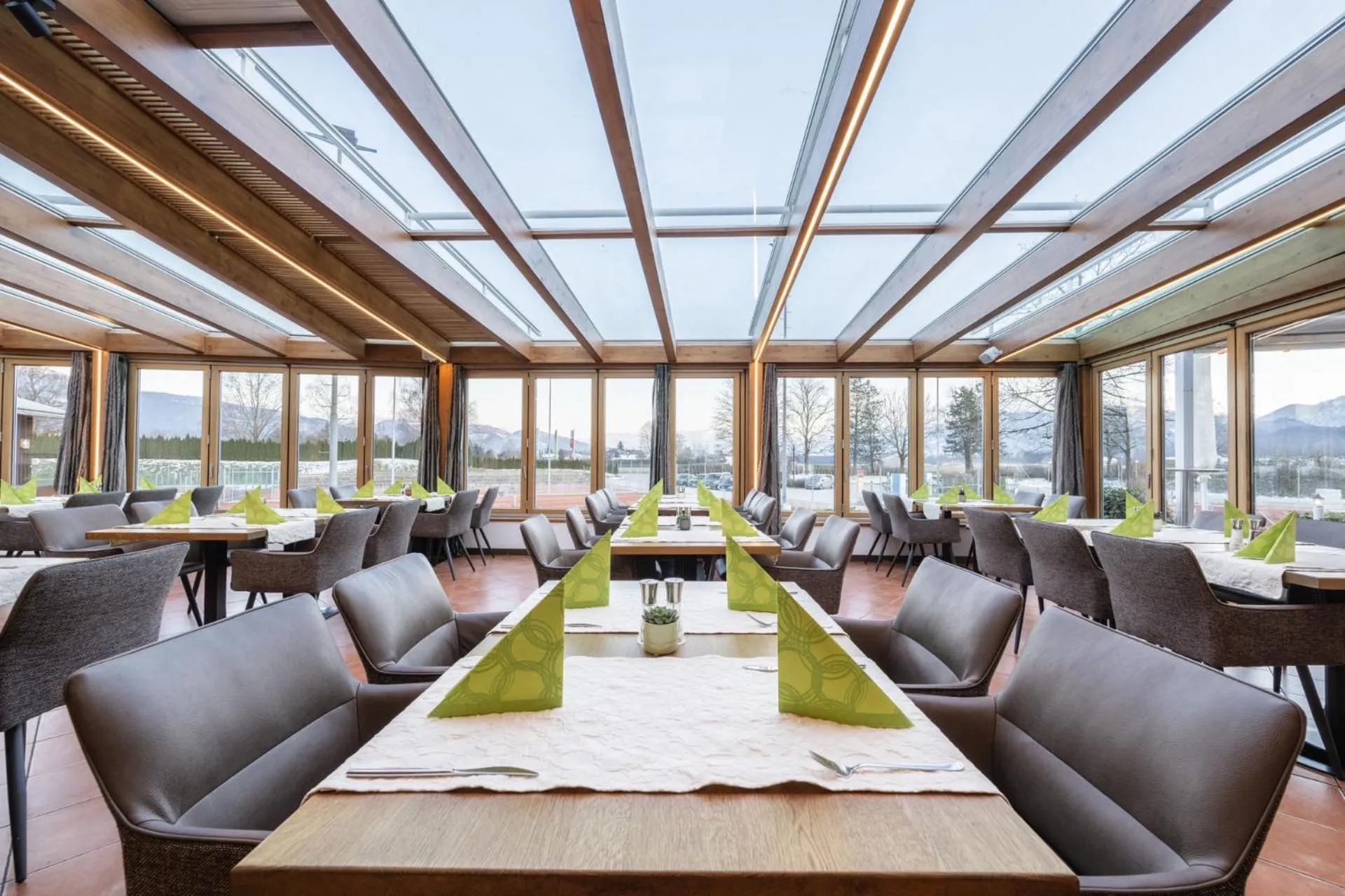 Restaurant/places to eat in Hotel Momentum