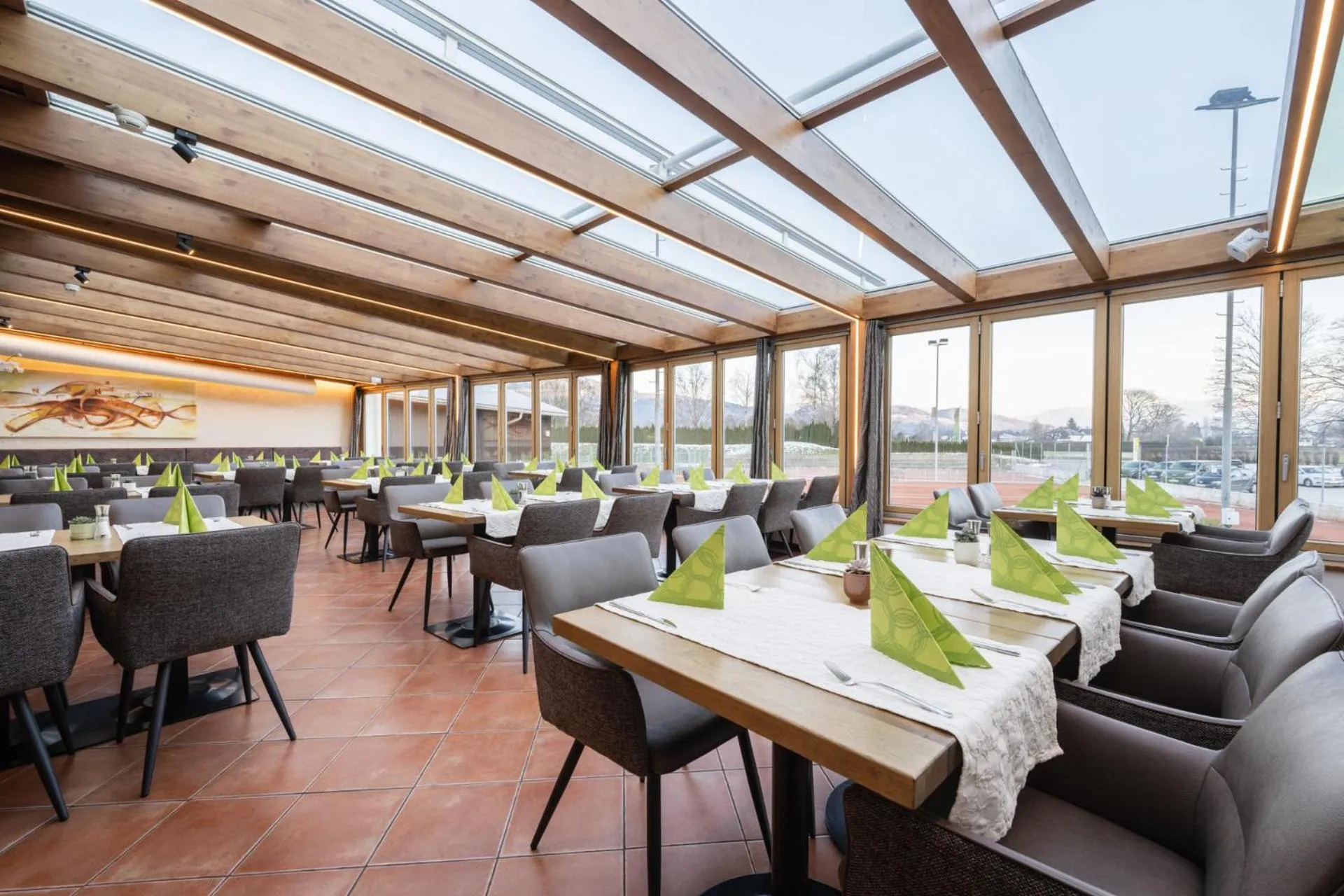 Restaurant/places to eat in Hotel Momentum