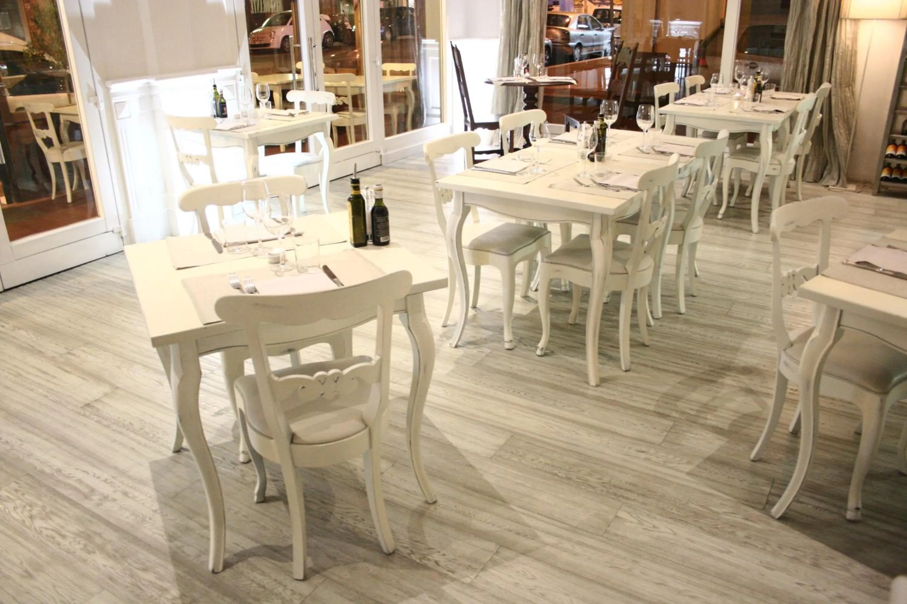 Restaurant/places to eat in Hotel Alex