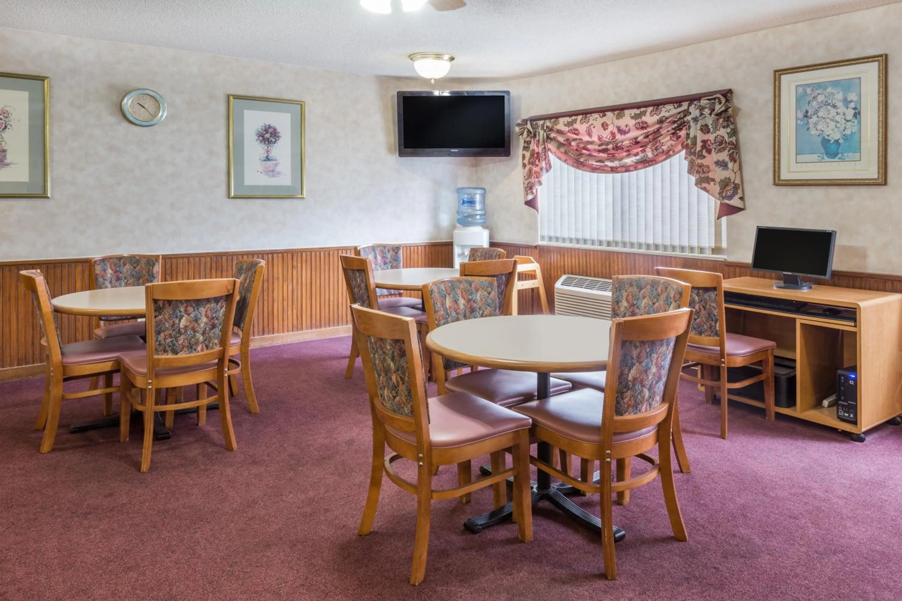 Dining area in Days Inn & Suites by Wyndham Davenport East