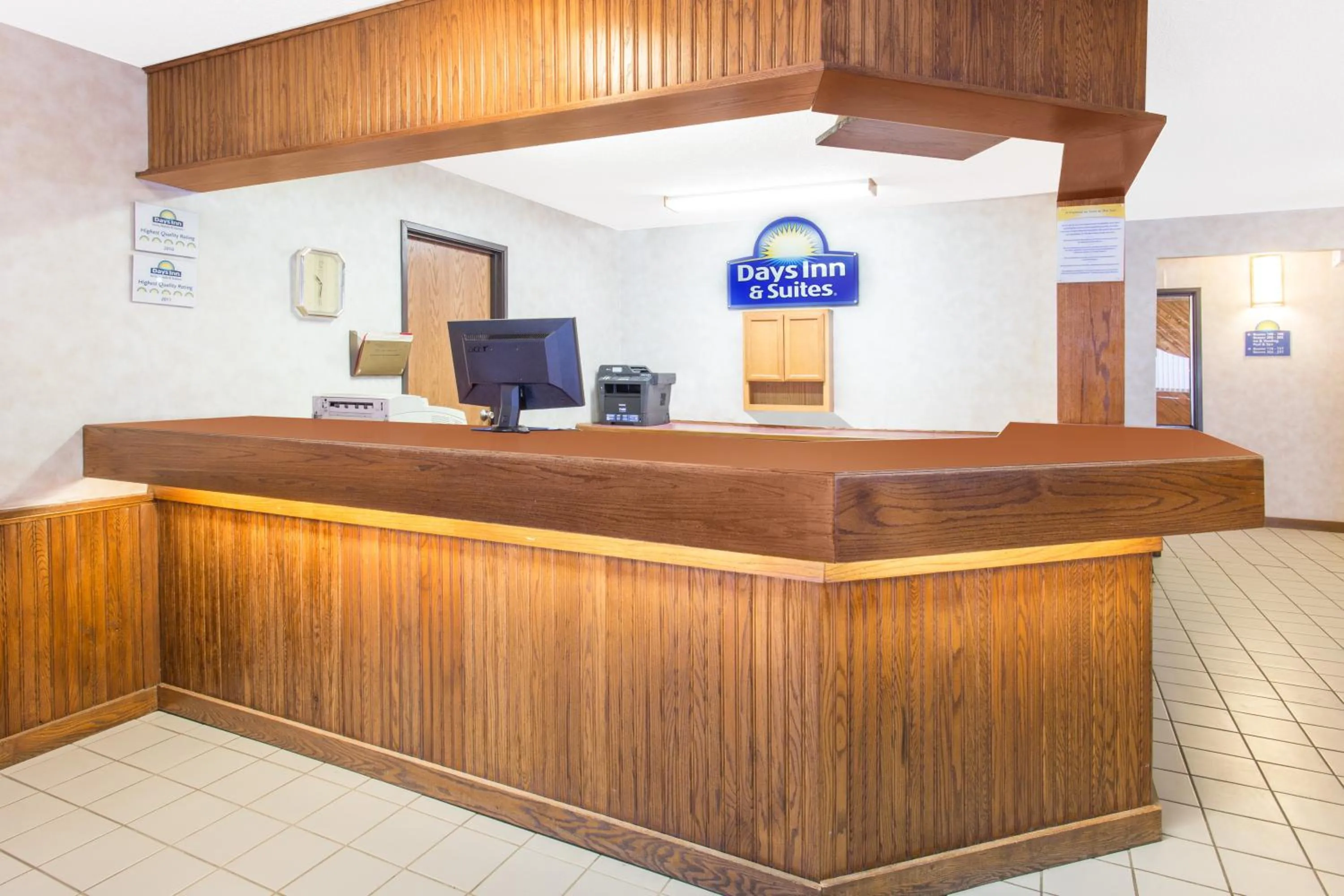 Lobby or reception in Days Inn & Suites by Wyndham Davenport East