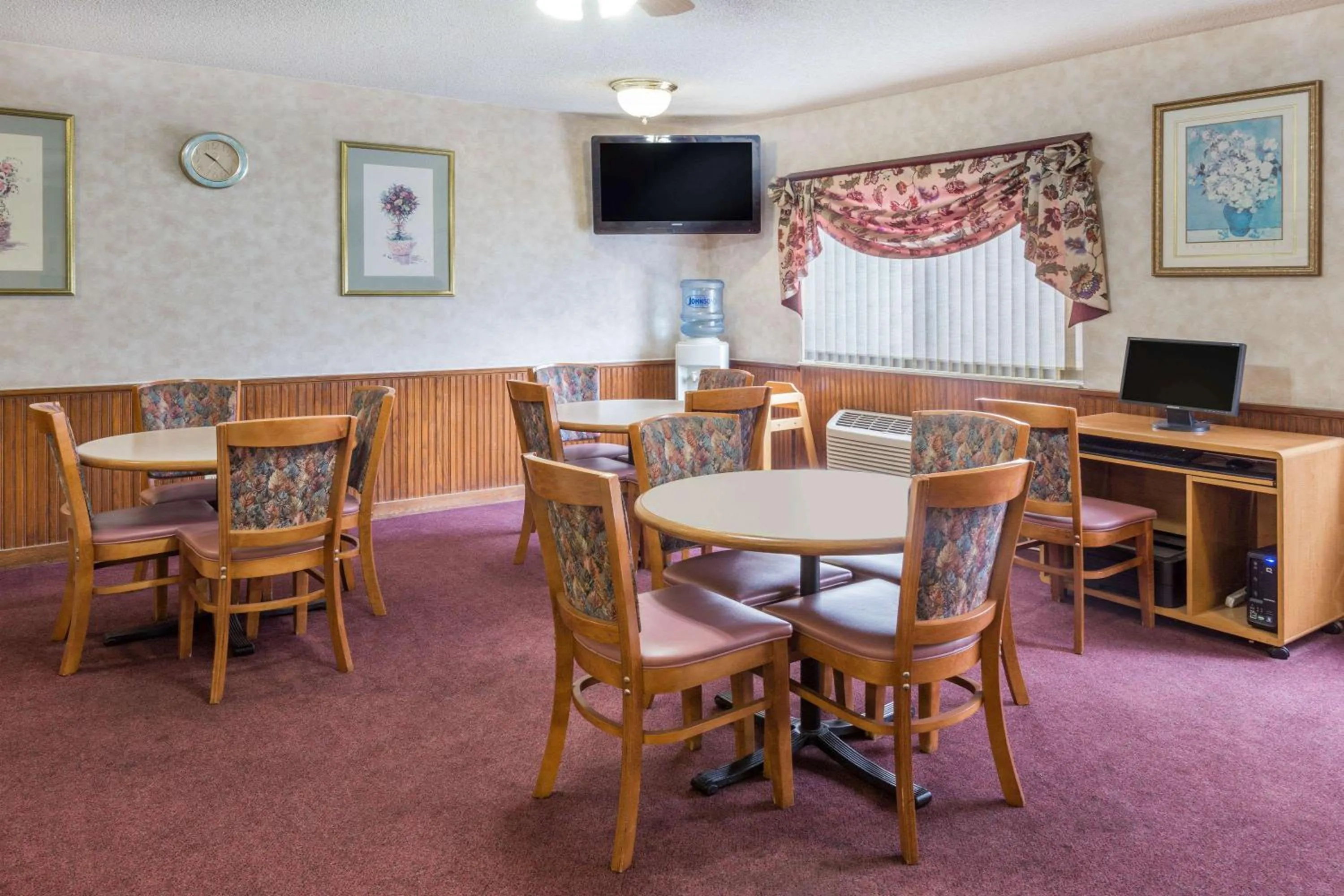 Restaurant/places to eat in Days Inn & Suites by Wyndham Davenport East