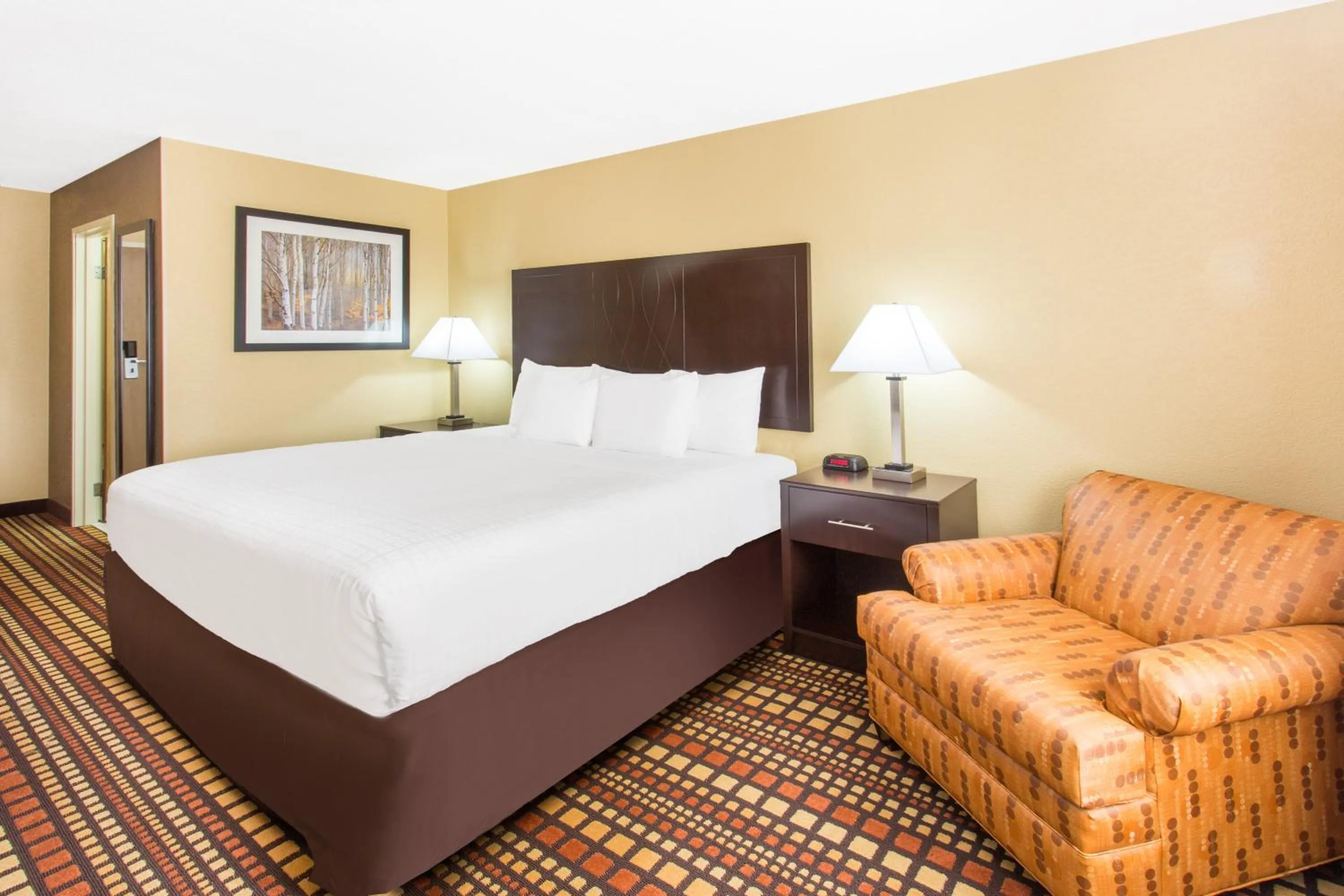 Bedroom, Bed in Days Inn & Suites by Wyndham Davenport East
