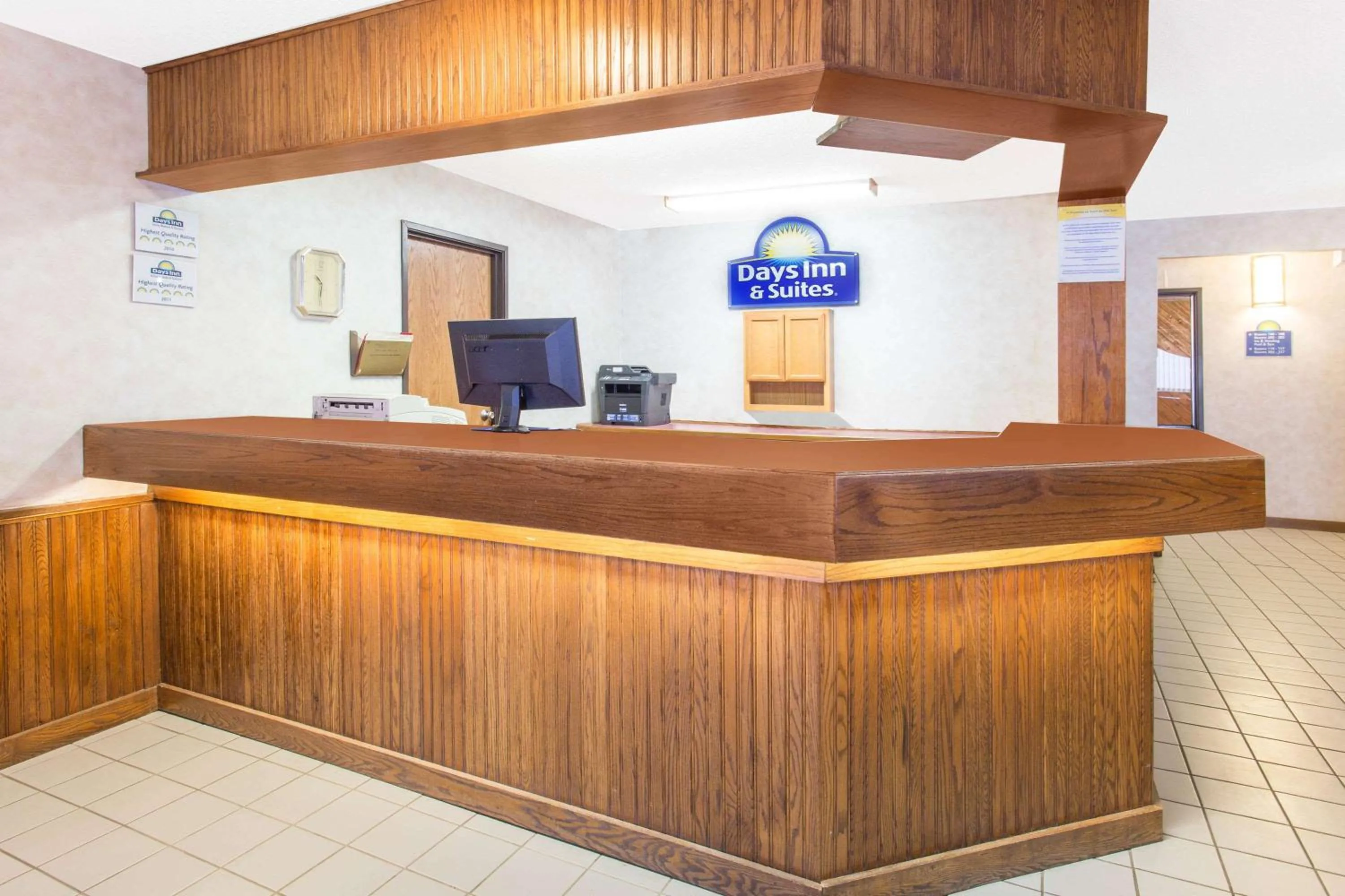 Lobby or reception in Days Inn & Suites by Wyndham Davenport East